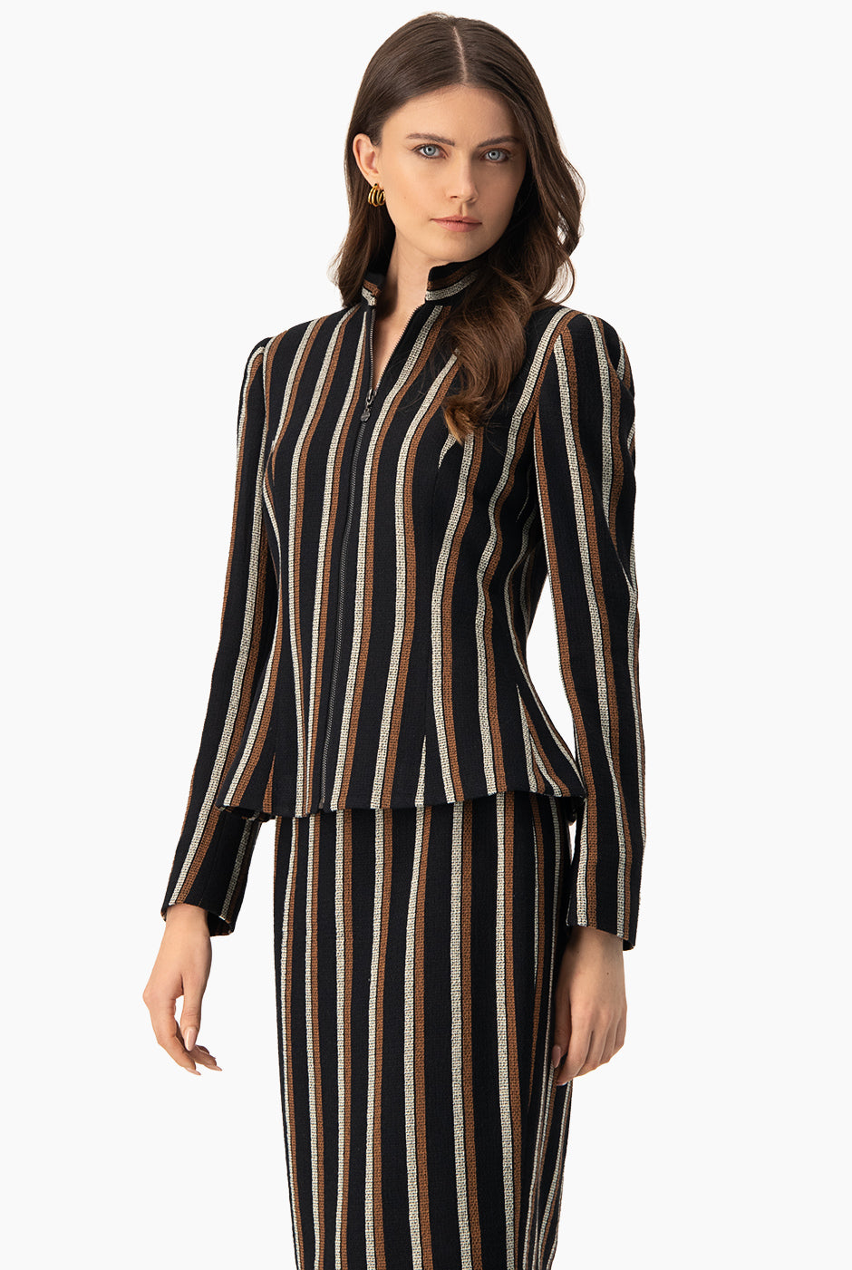 Blazer negro elegante con cierre frontal y rayas verticales