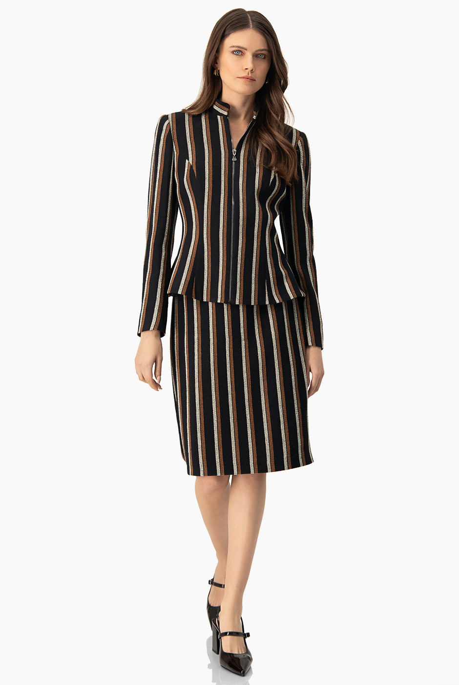 Blazer negro elegante con cierre frontal y rayas verticales