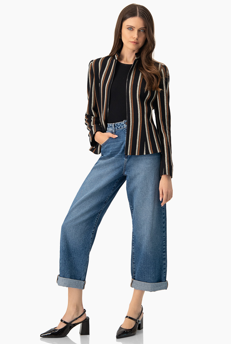 Blazer negro elegante con cierre frontal y rayas verticales