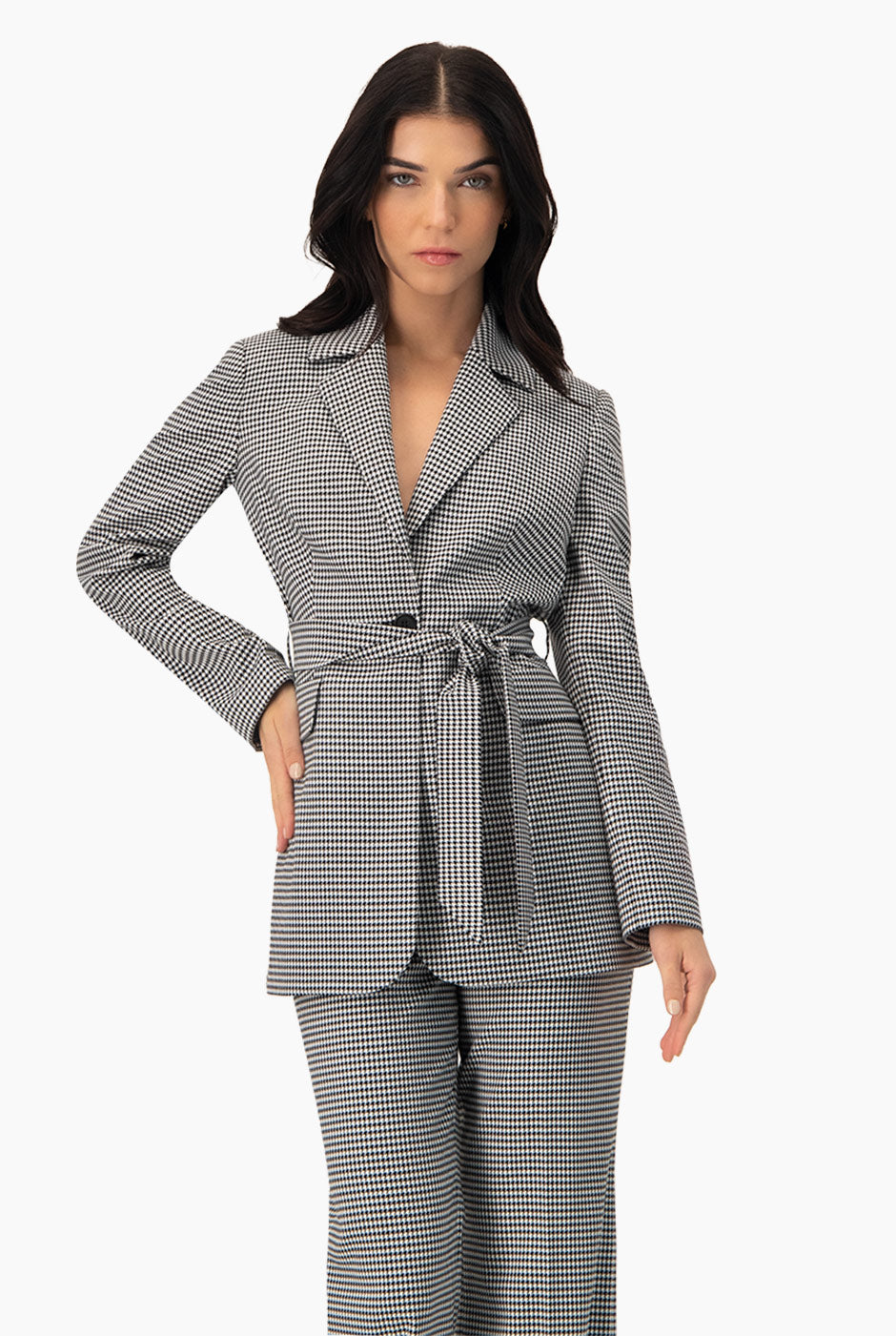 Saco cruzado negro con cinturón a juego y bolsillos