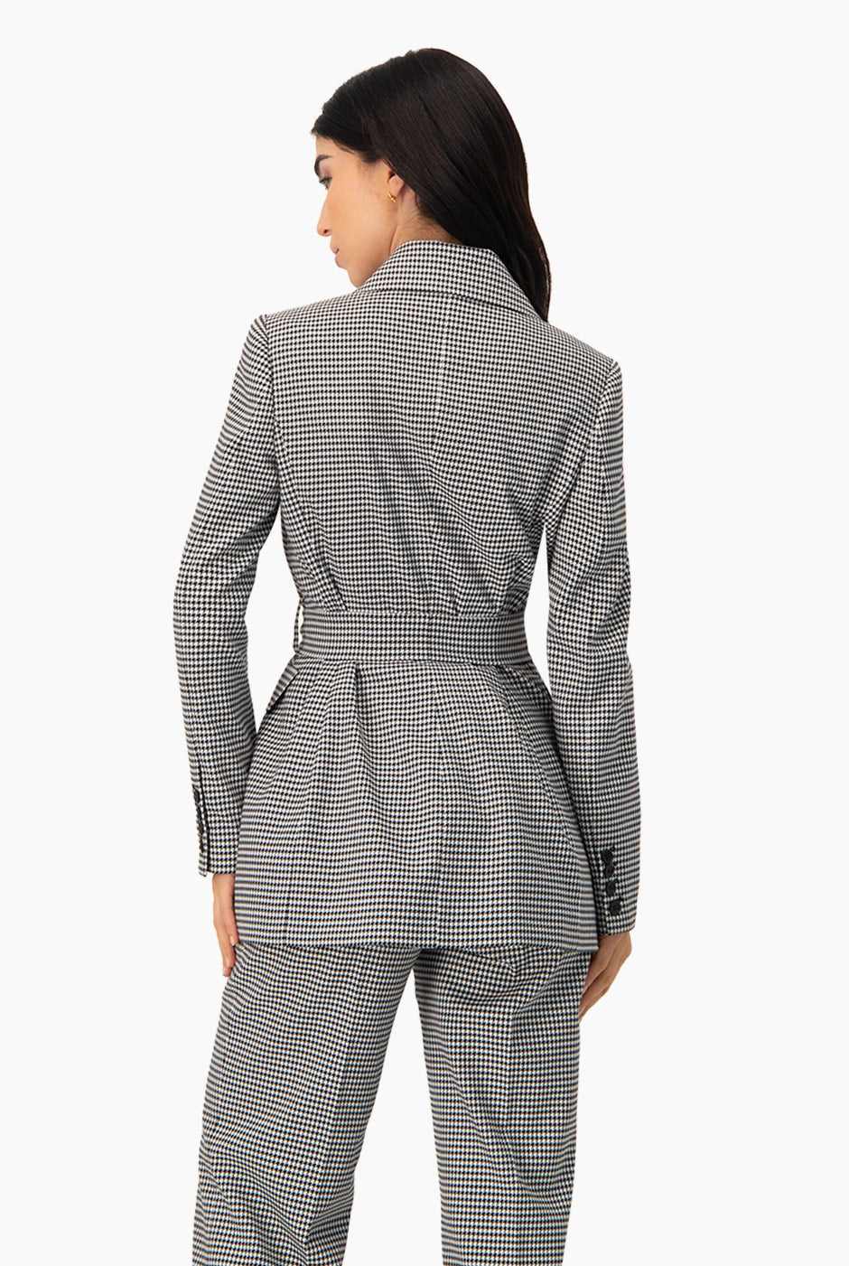 Saco cruzado negro con cinturón a juego y bolsillos