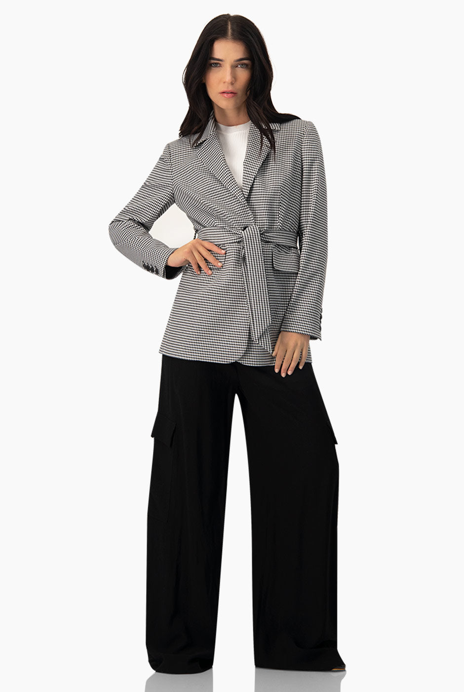 Saco cruzado negro con cinturón a juego y bolsillos