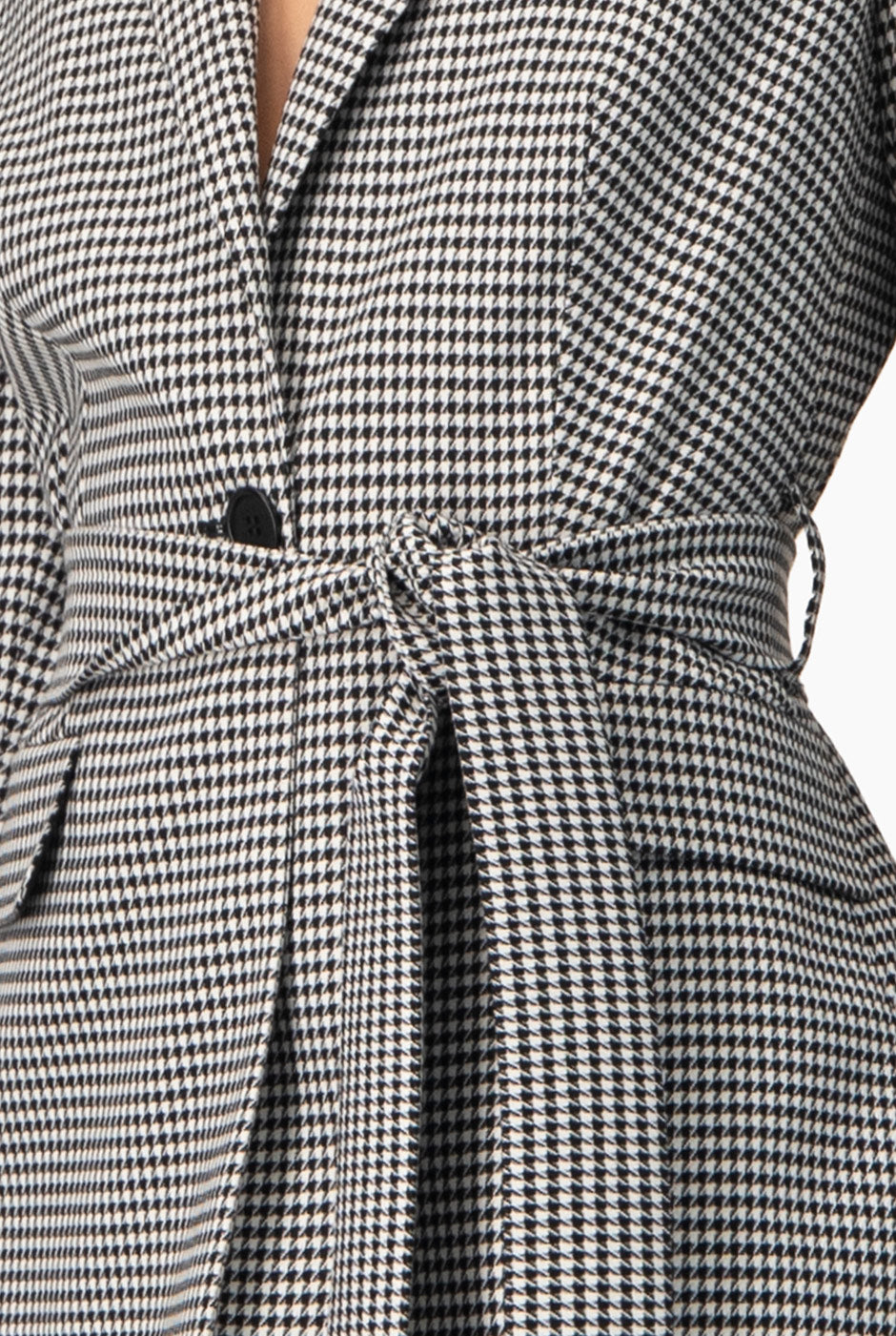 Saco cruzado negro con cinturón a juego y bolsillos