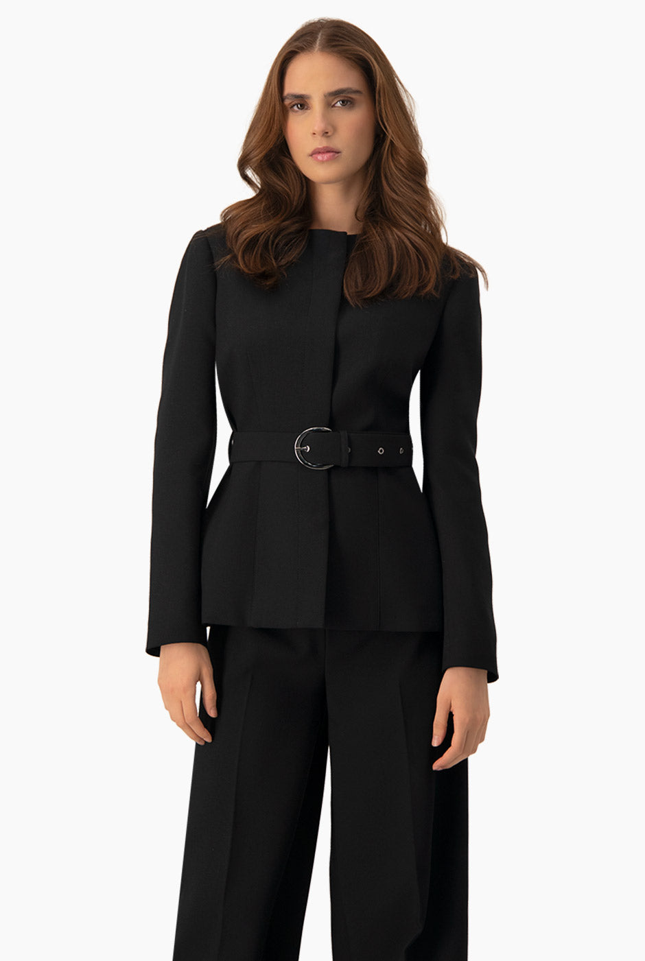 Saco negro entallado con cinturón metálico