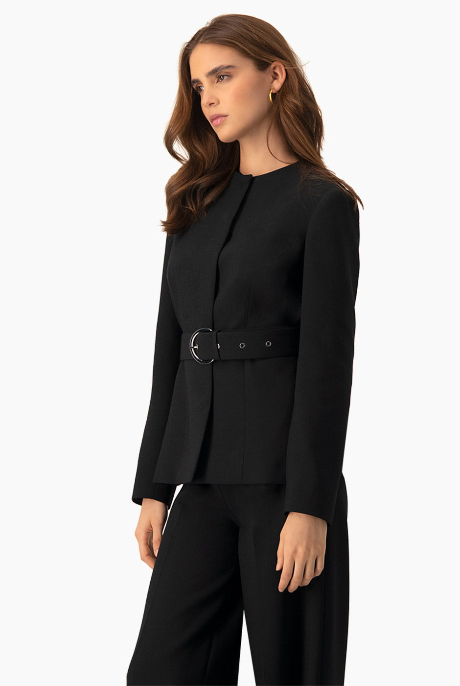 Saco negro entallado con cinturón metálico