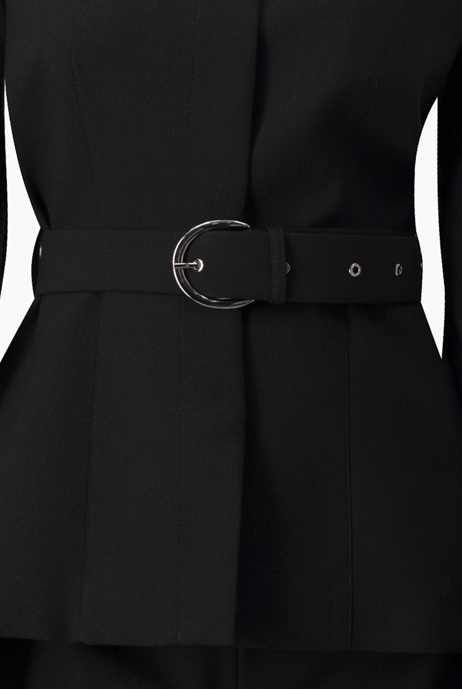 Saco negro entallado con cinturón metálico