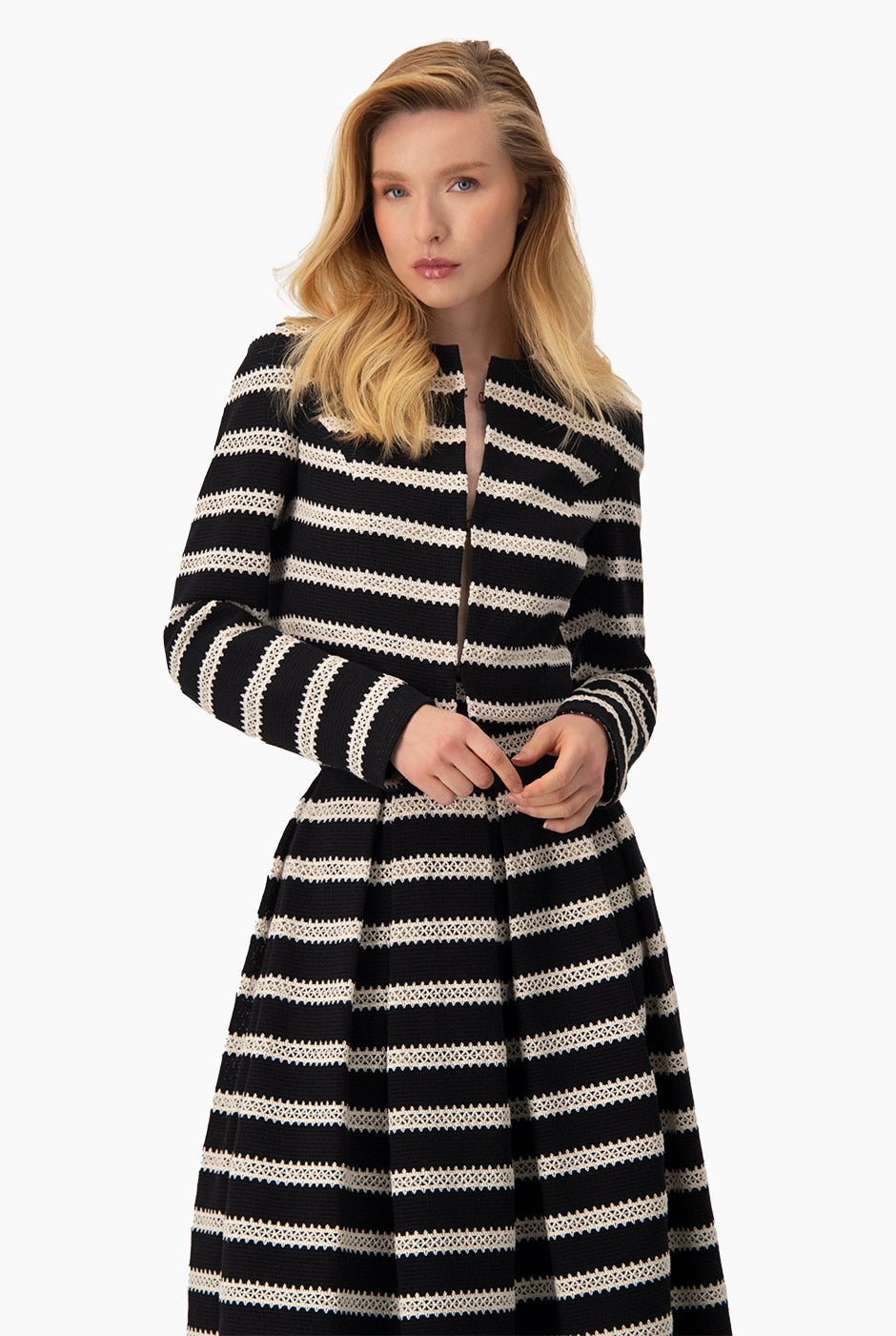 Saco torero tejido negro con rayas blancas y broche