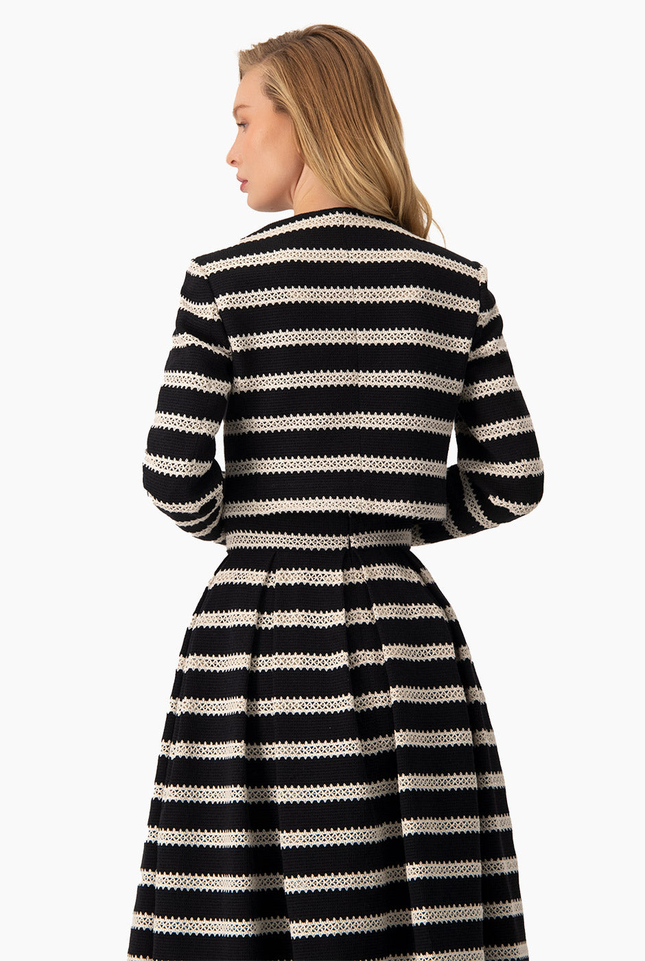 Saco torero tejido negro con rayas blancas y broche