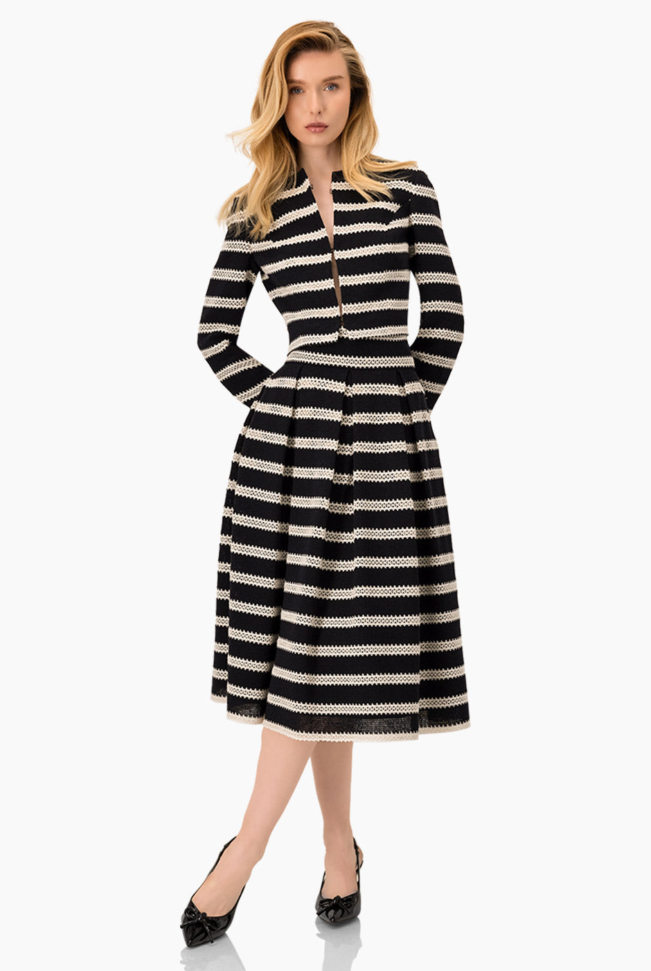 Saco torero tejido negro con rayas blancas y broche