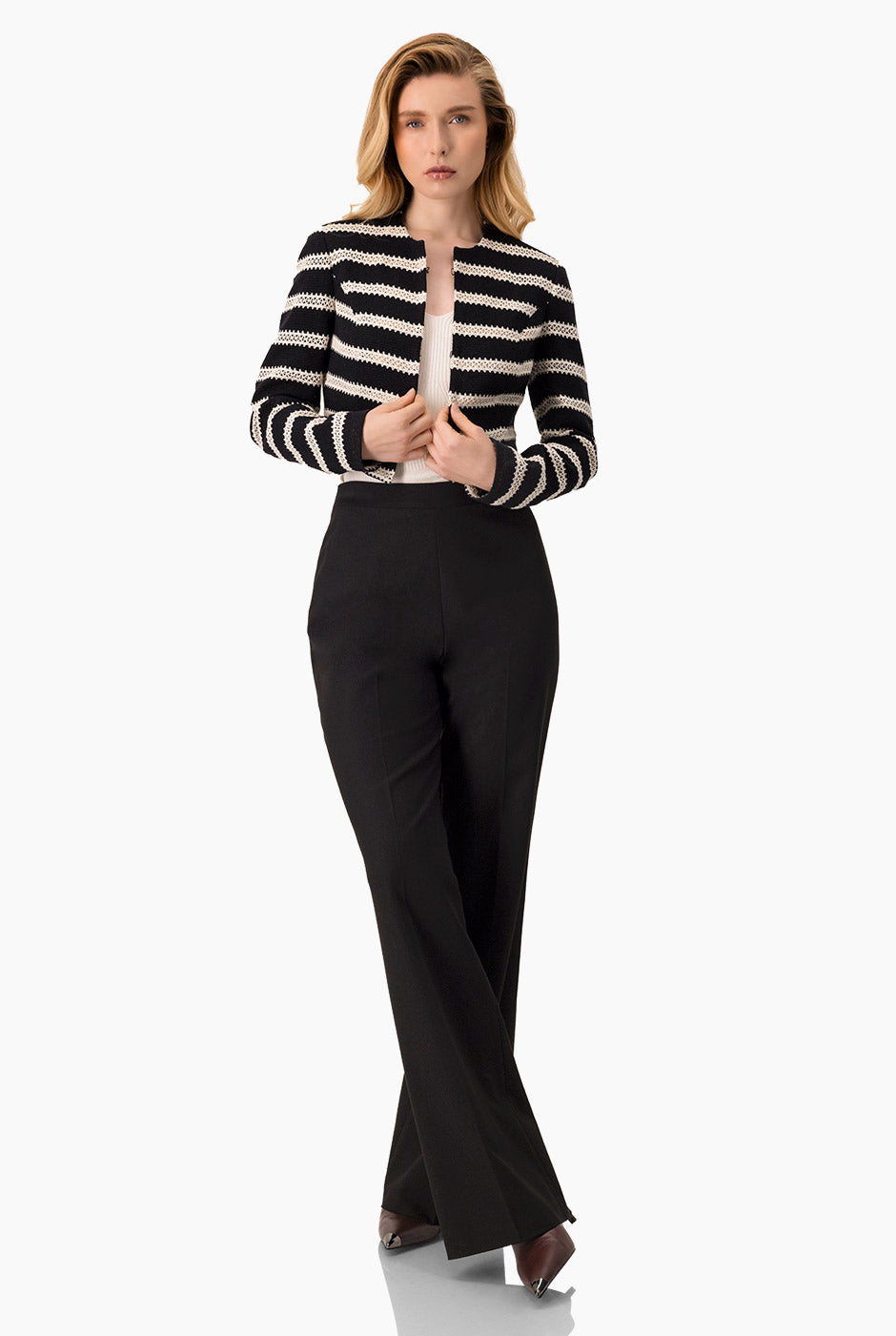 Saco torero tejido negro con rayas blancas y broche