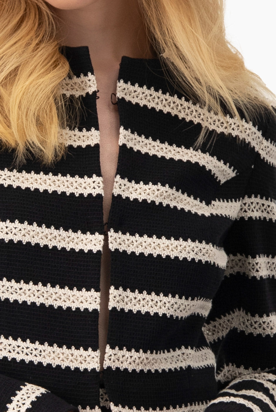 Saco torero tejido negro con rayas blancas y broche