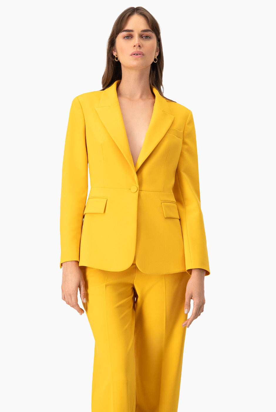 Saco sastreado amarillo con bolsillos y botón frontal