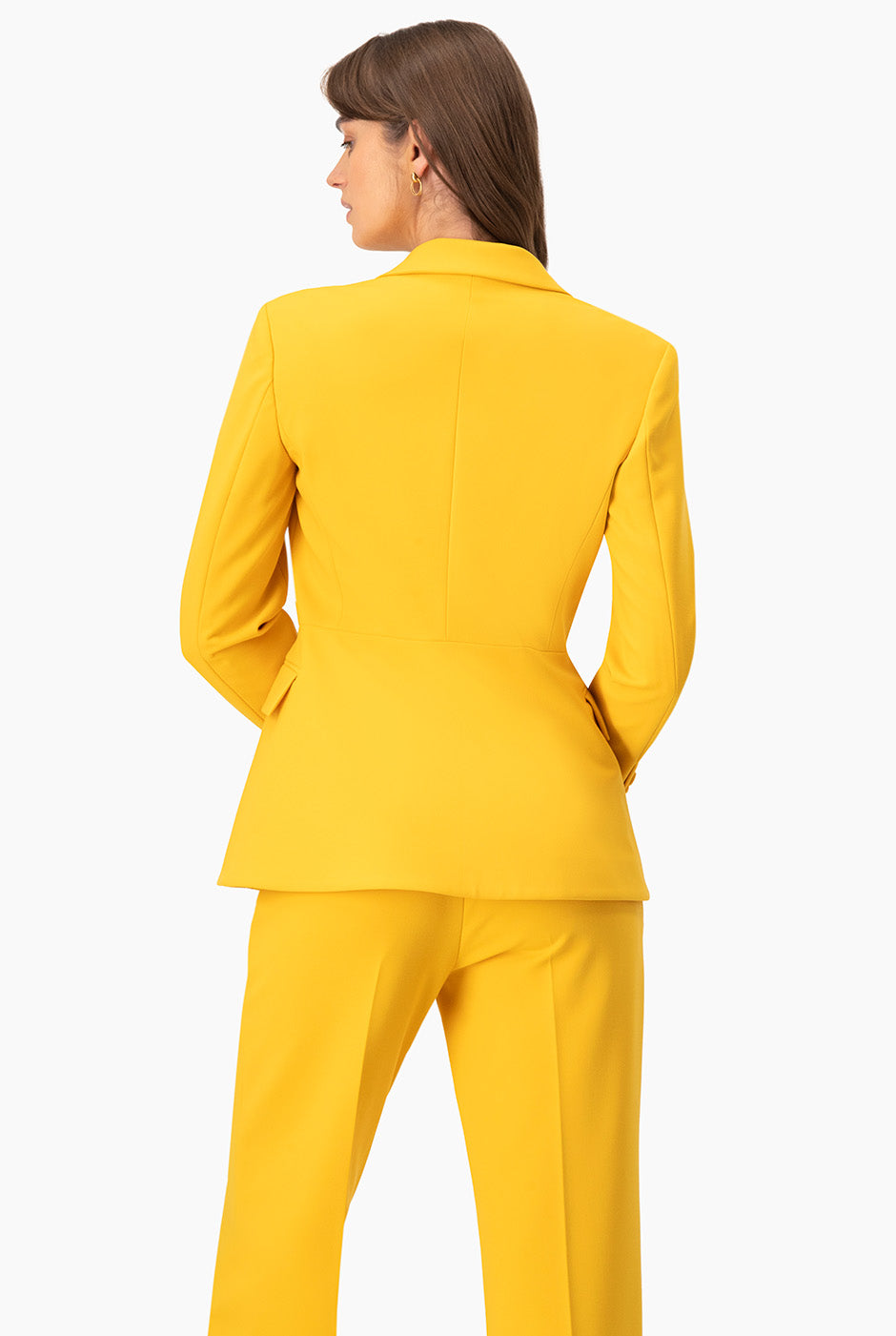 Saco sastreado amarillo con bolsillos y botón frontal