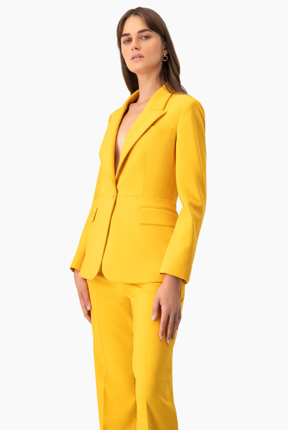 Saco sastreado amarillo con bolsillos y botón frontal