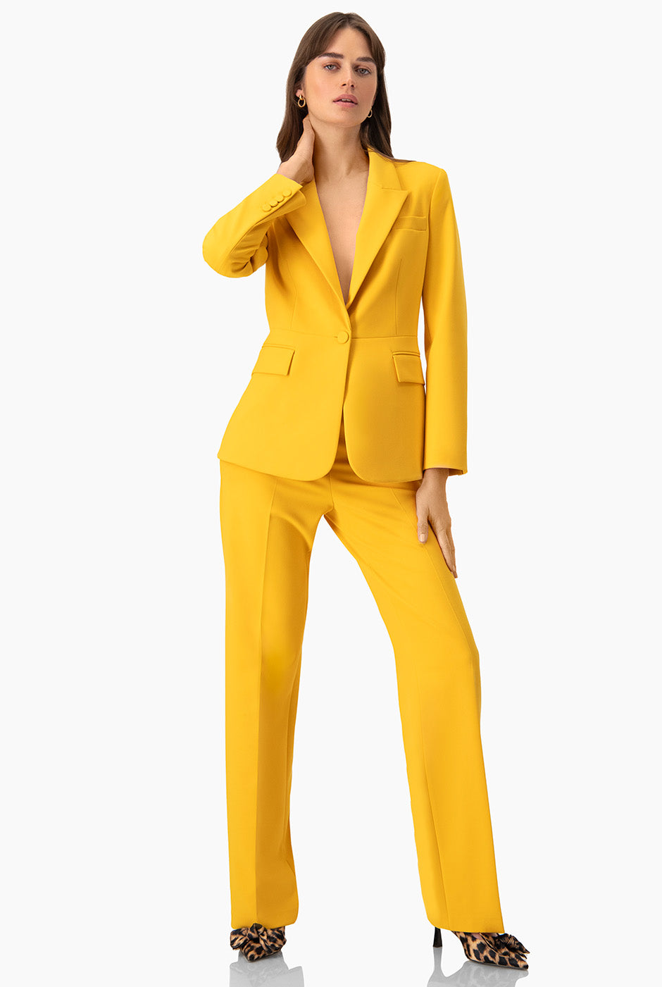 Saco sastreado amarillo con bolsillos y botón frontal