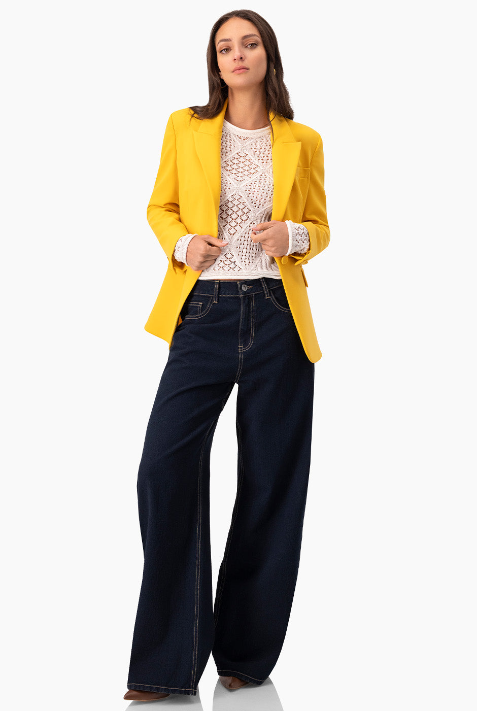 Saco sastreado amarillo con bolsillos y botón frontal