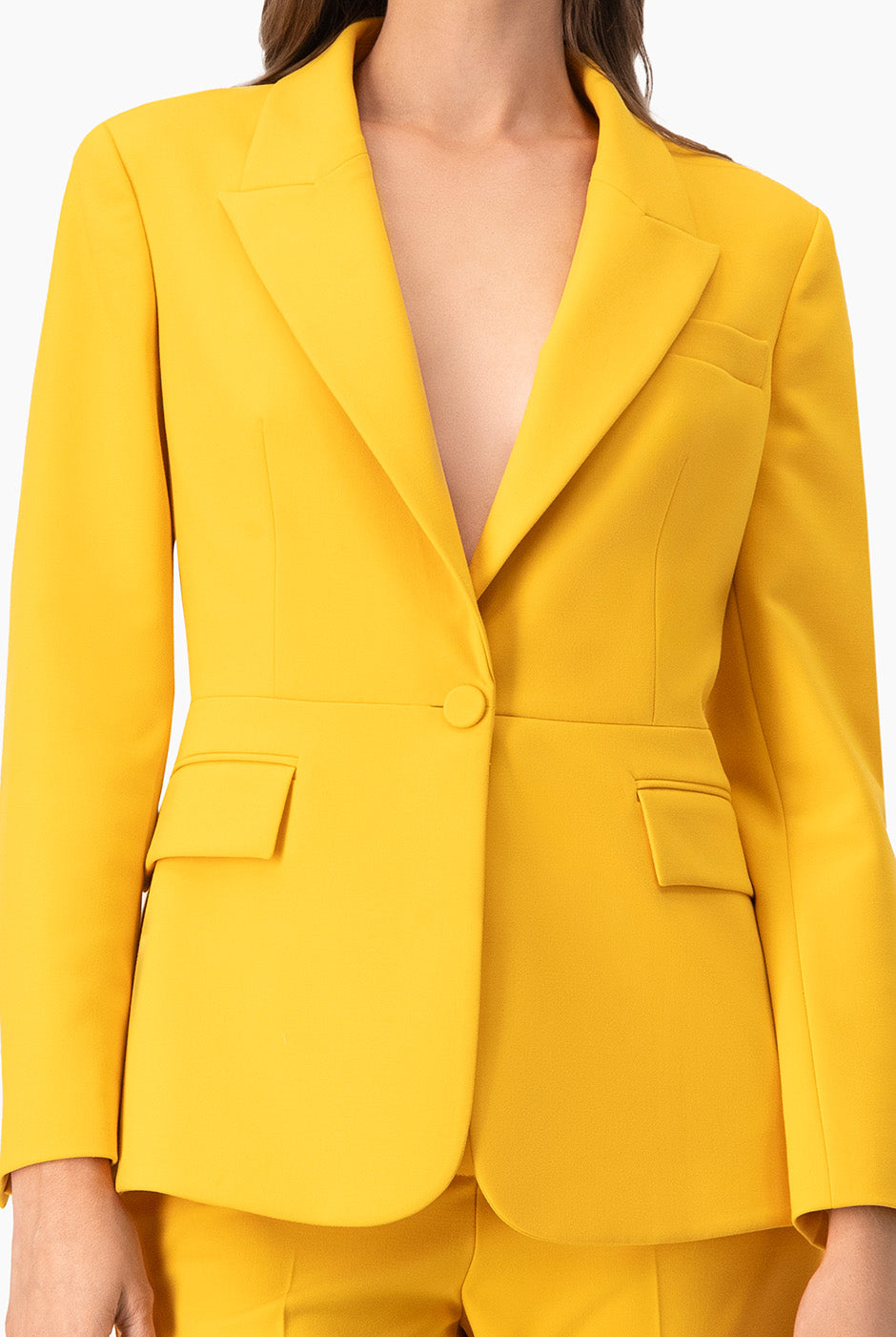 Saco sastreado amarillo con bolsillos y botón frontal