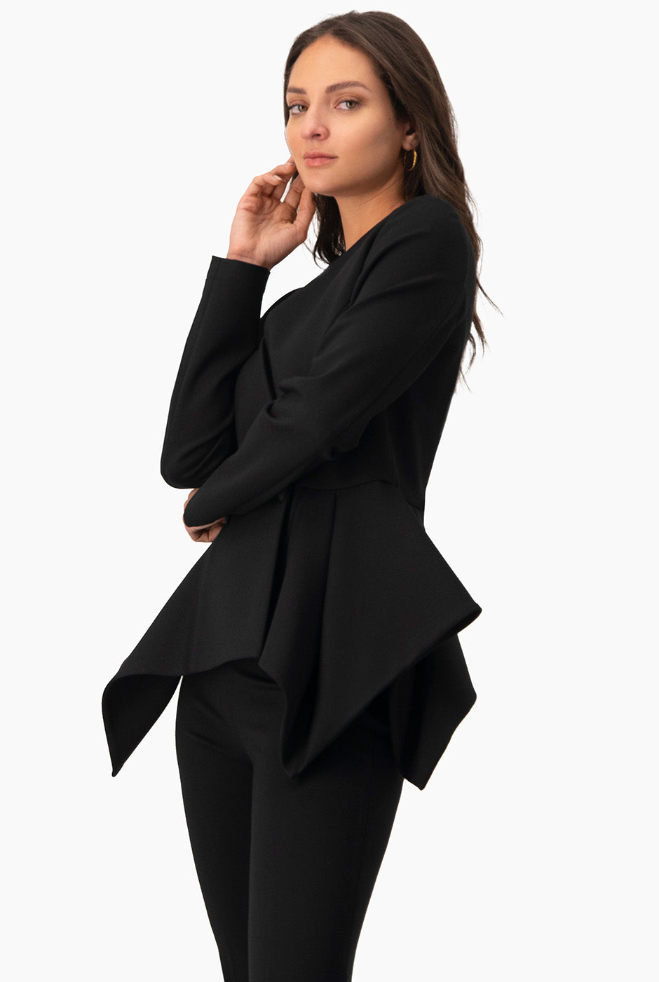 Saco peplum negro con escote en V y botones frontales