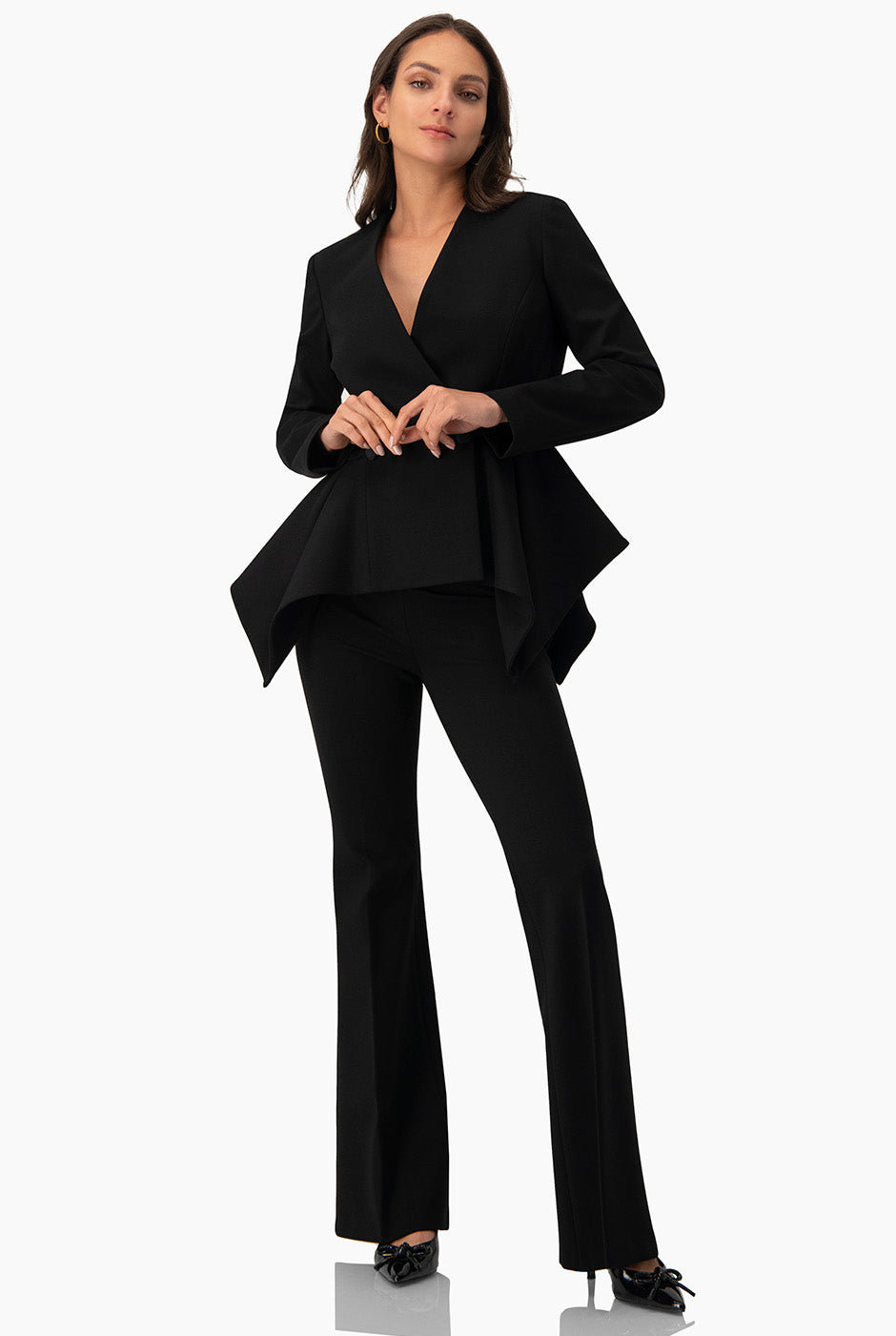 Saco peplum negro con escote en V y botones frontales