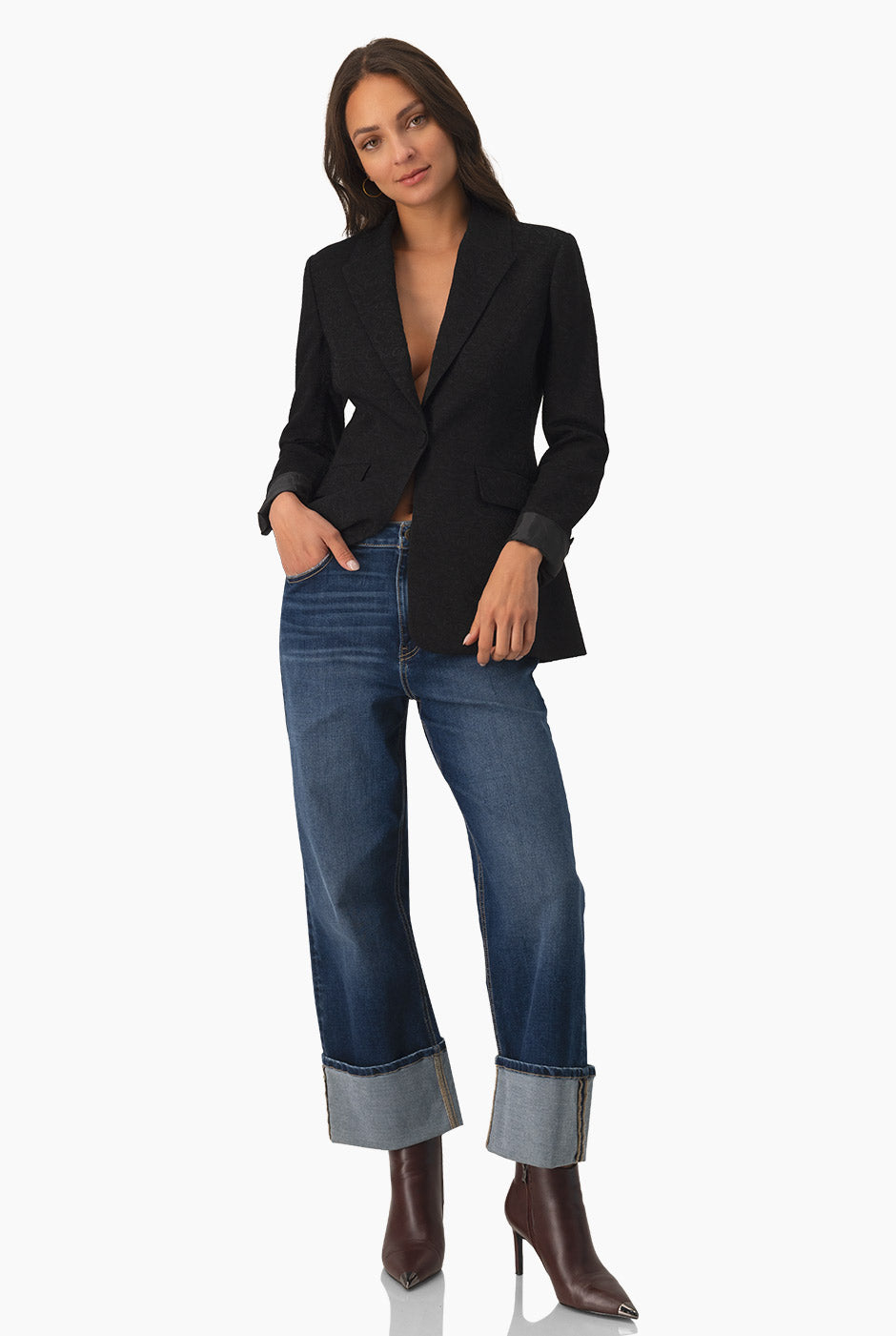 Blazer negro con bolsillos y accesorio de flor, estilo elegante