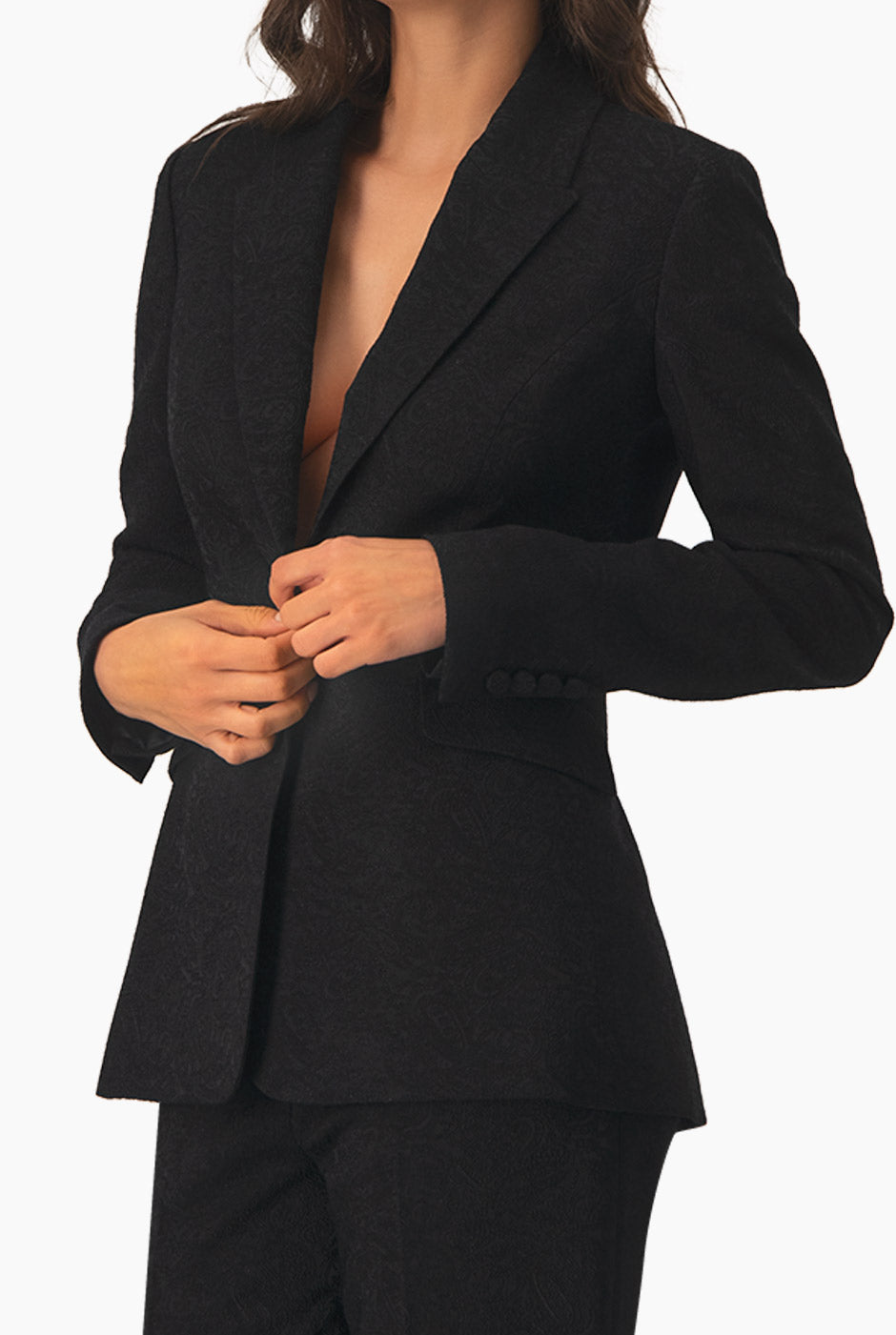 Blazer negro con bolsillos y accesorio de flor, estilo elegante