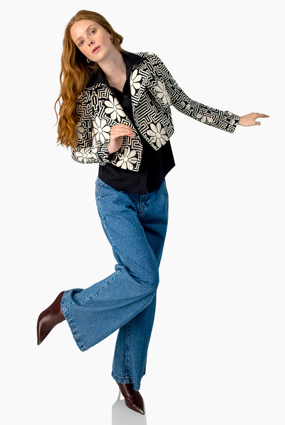 Saco torera negro con estampado floral y geométrico