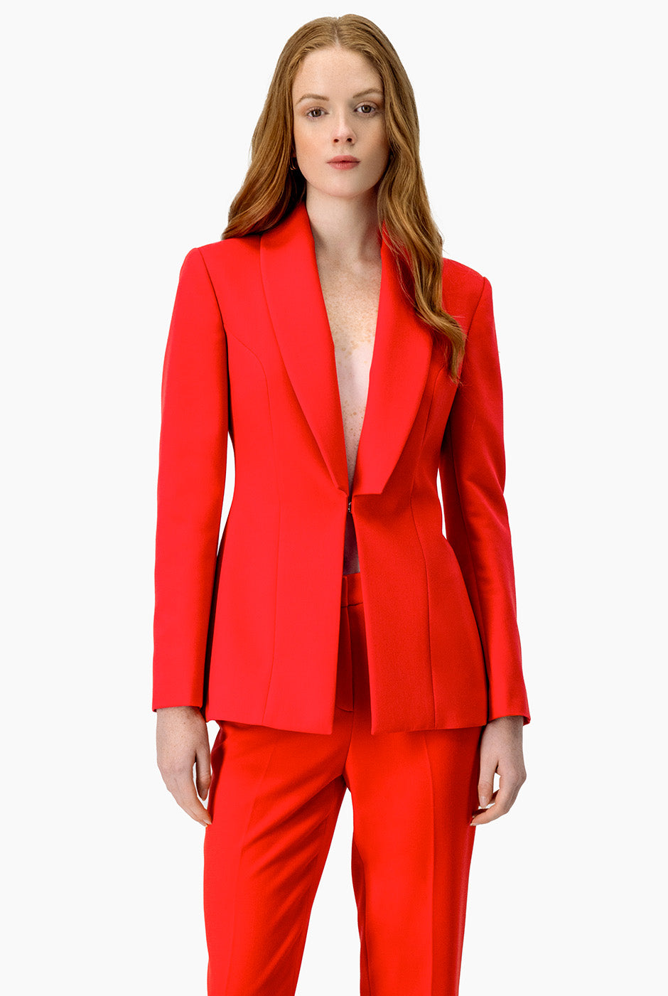 Saco rojo liso con solapa smoking y broche frontal