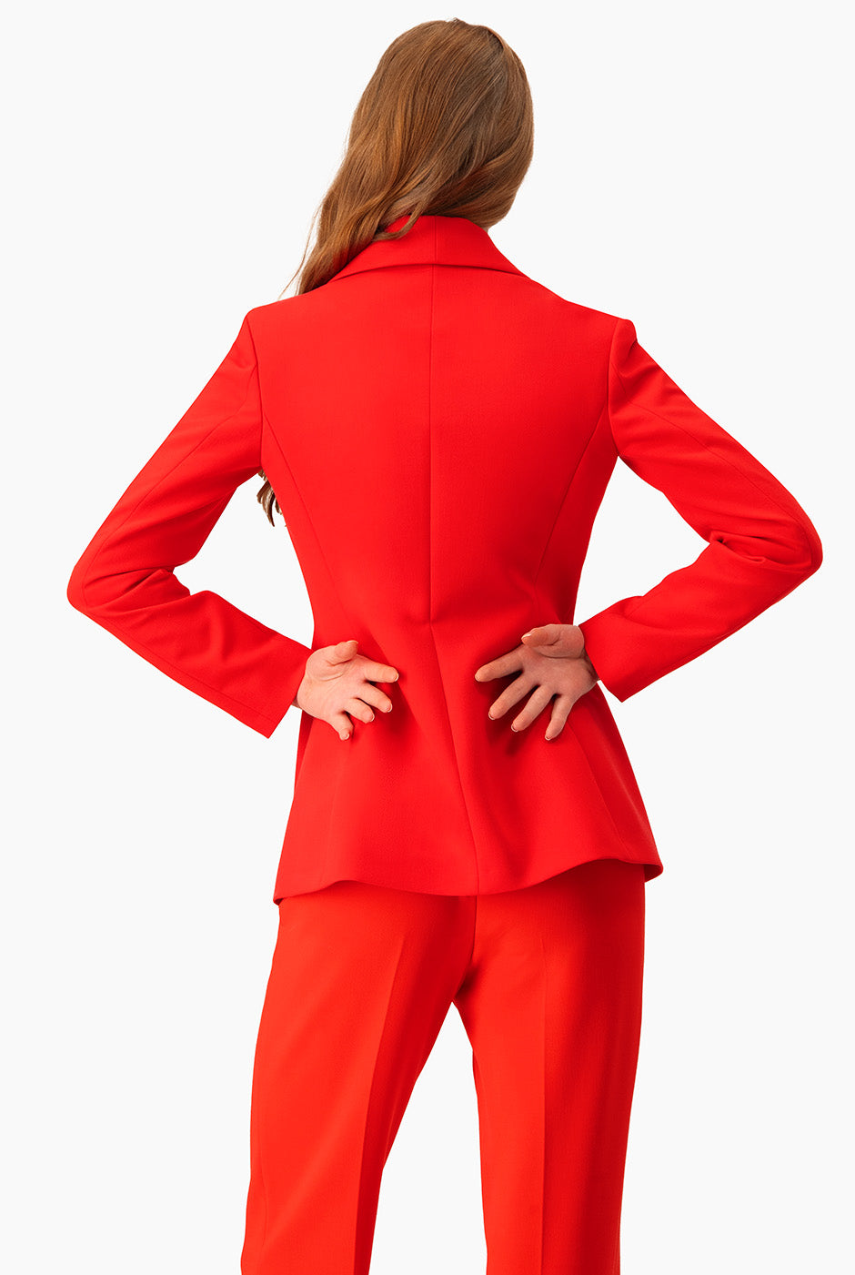 Saco rojo liso con solapa smoking y broche frontal