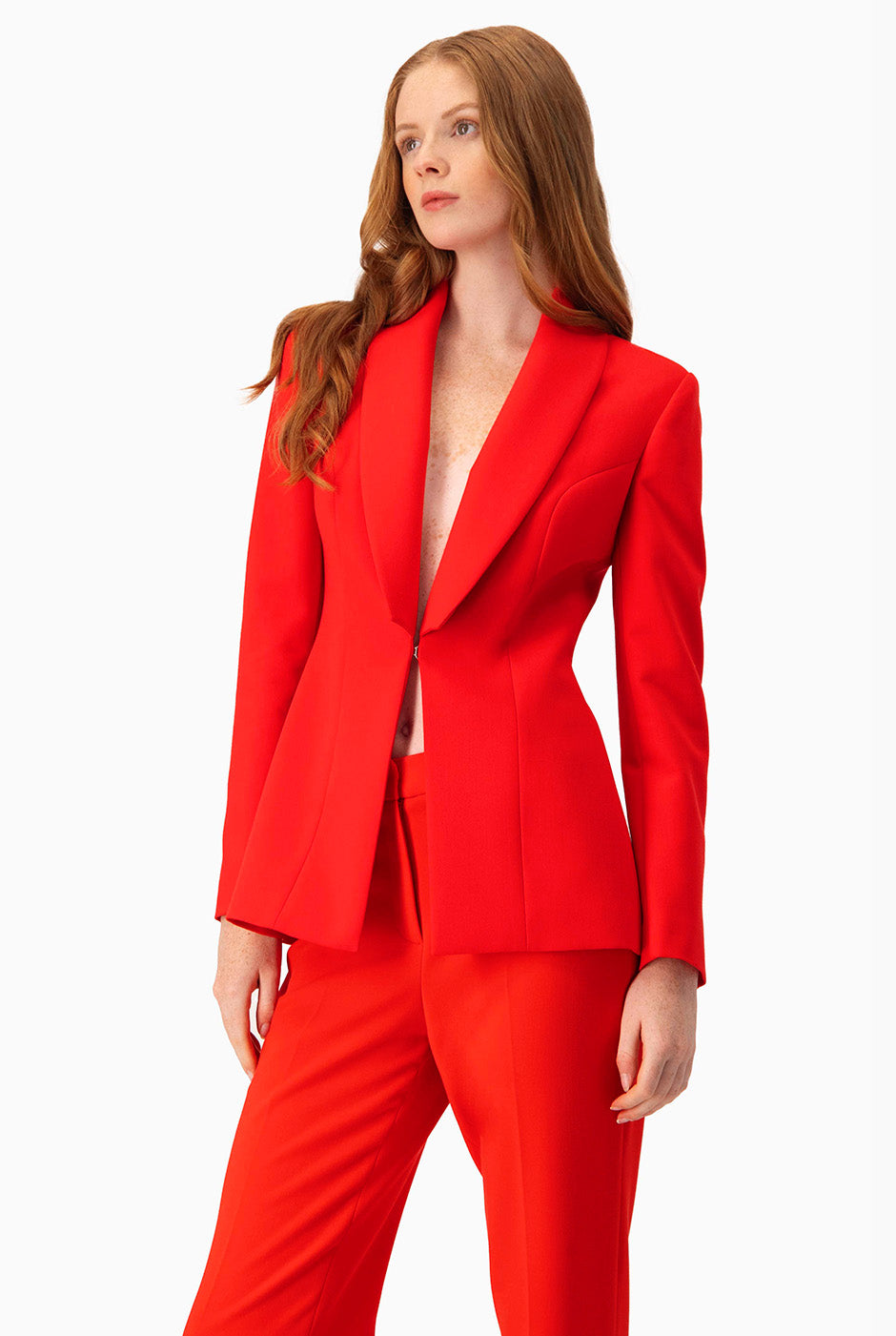 Saco rojo liso con solapa smoking y broche frontal