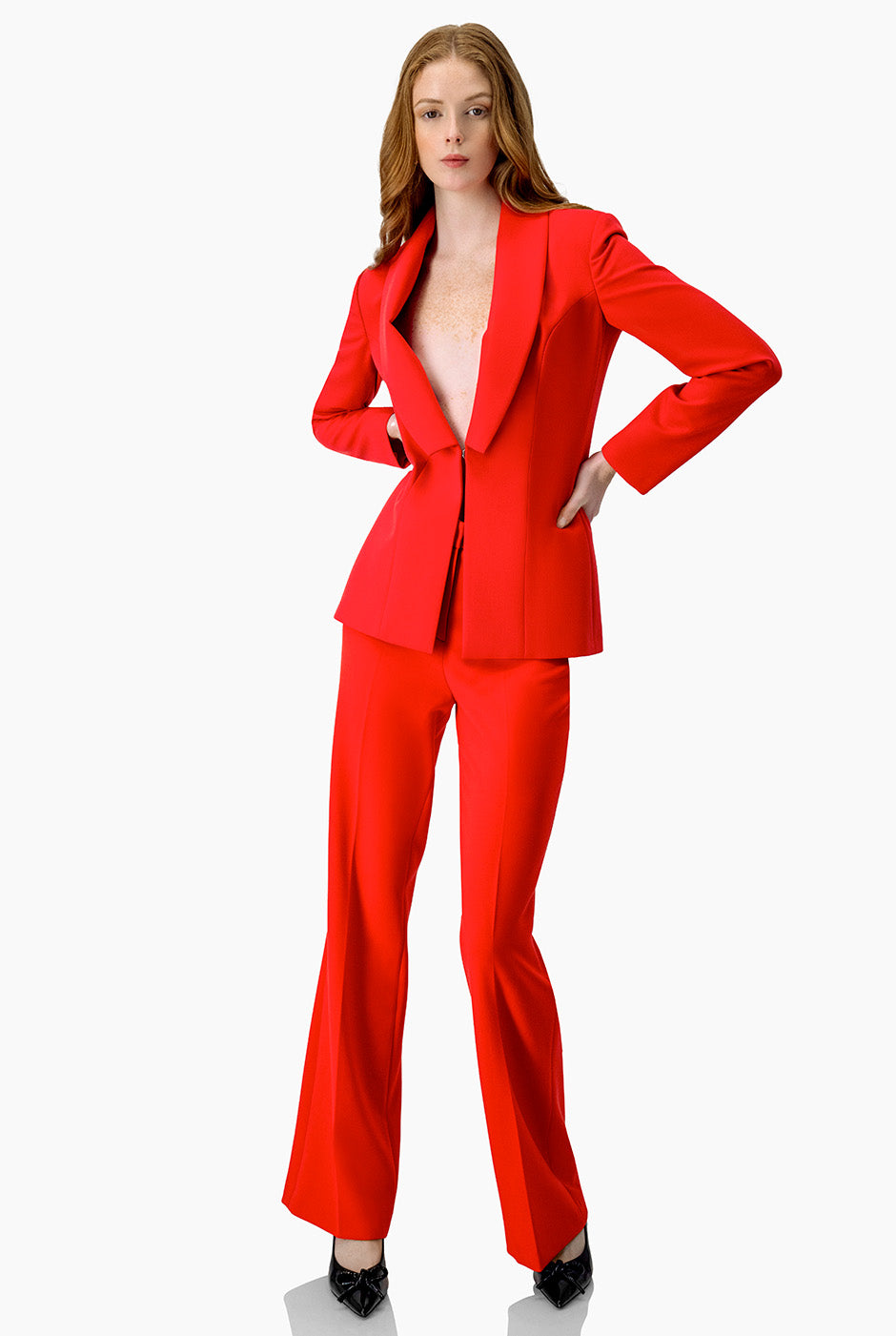 Saco rojo liso con solapa smoking y broche frontal