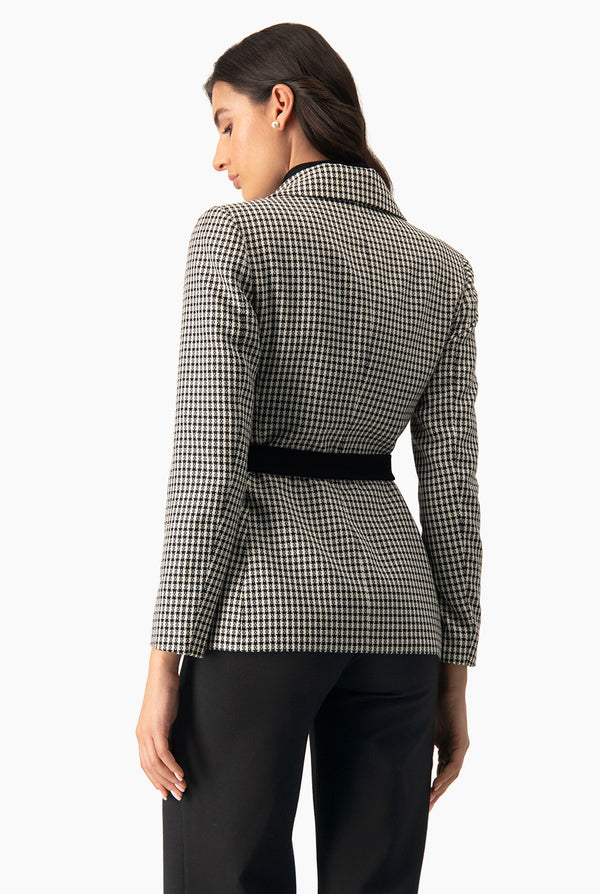 Saco con bolsillos y cinturon