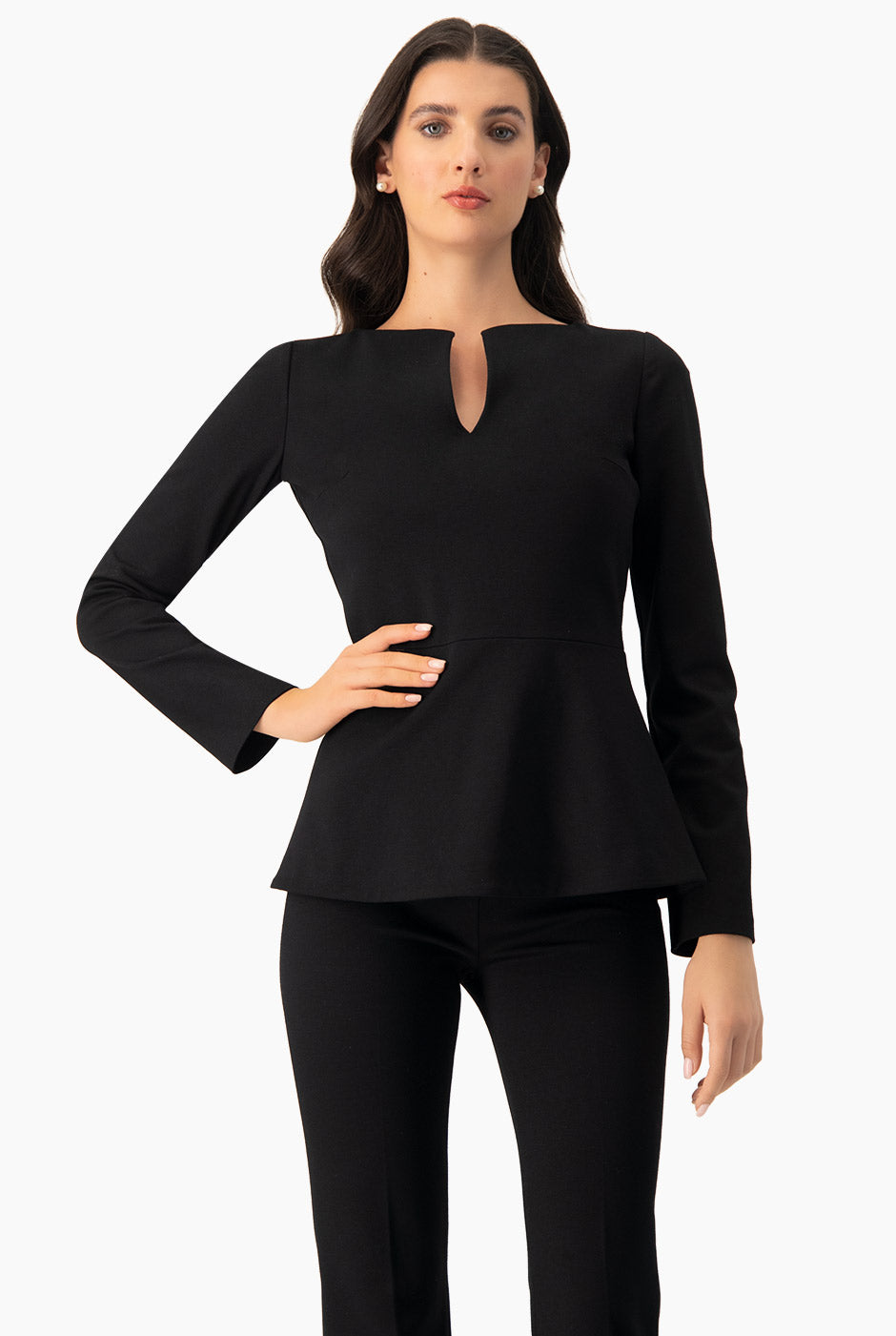 Saco negro con cierre y escote en V