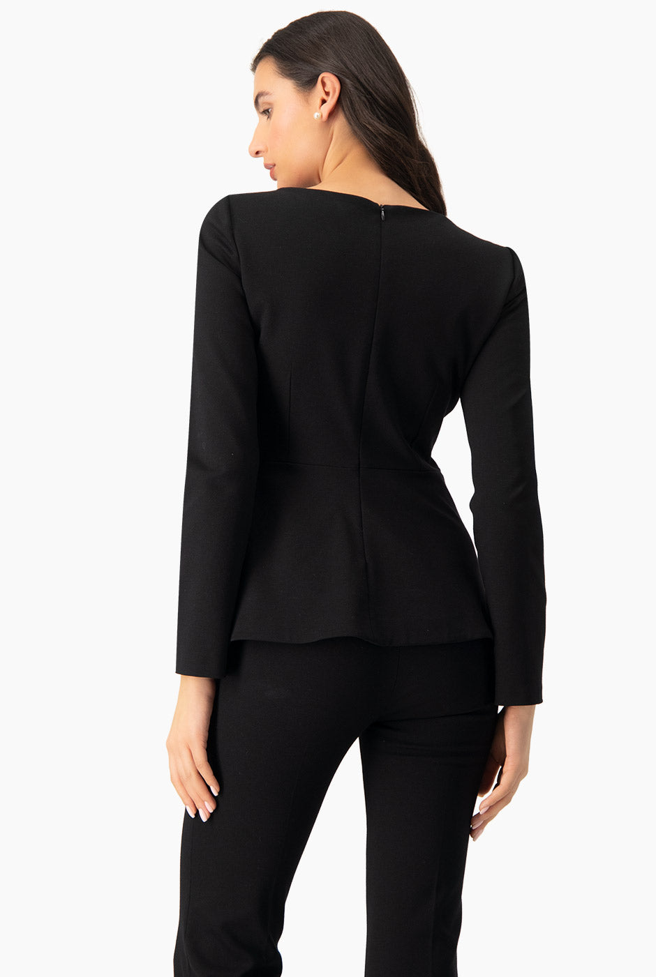 Saco negro con cierre y escote en V