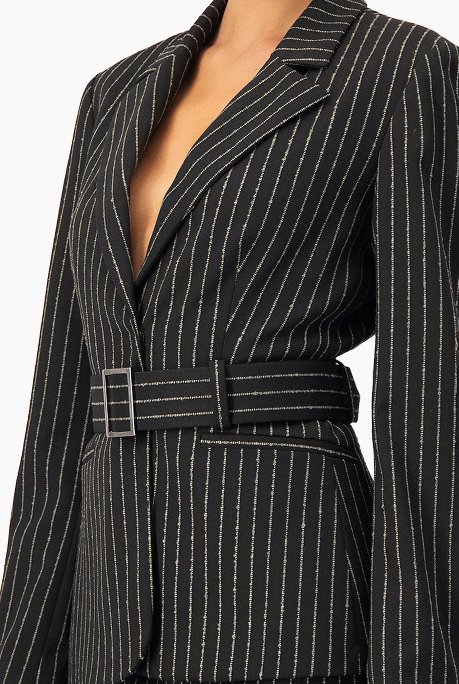 Saco blazer cruzado negro con rayas y cinturón