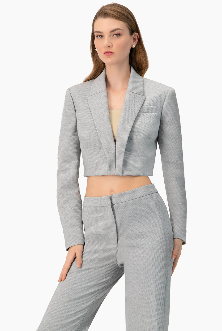 Saco torero gris elegante con solapa y broche