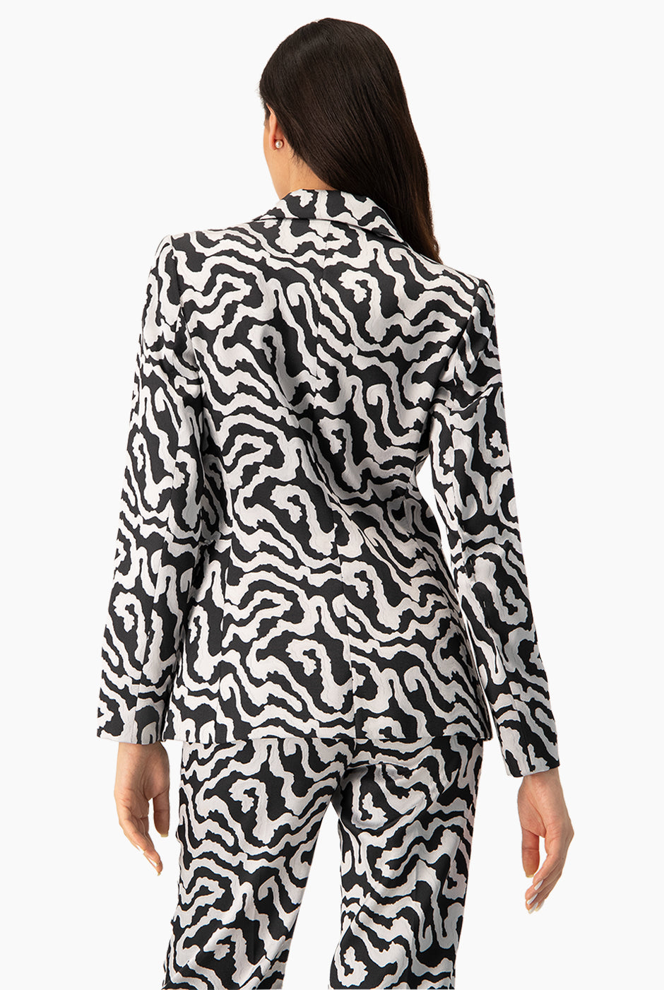 Saco sastreado plateado con estampado animal print y botón frontal