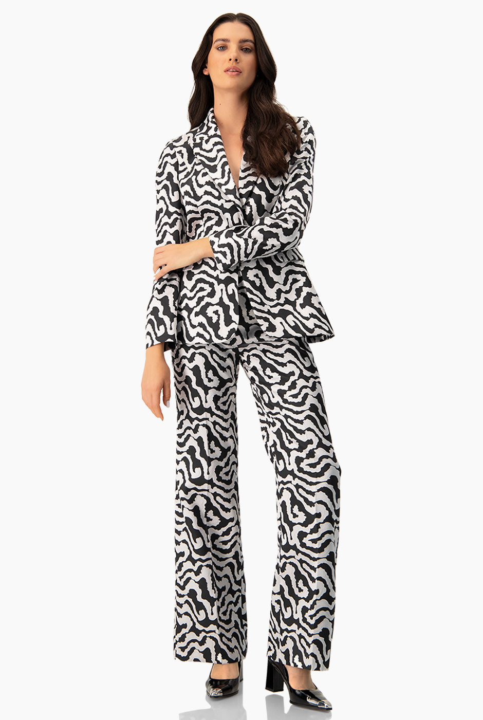 Saco sastreado plateado con estampado animal print y botón frontal