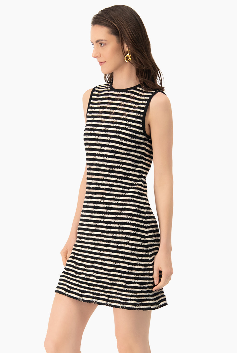 Vestido negro tejido sin mangas con rayas horizontales