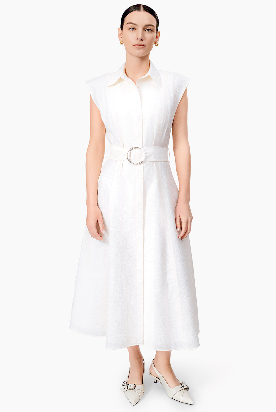 Vestido largo blanco con cinturón y cuello camisero
