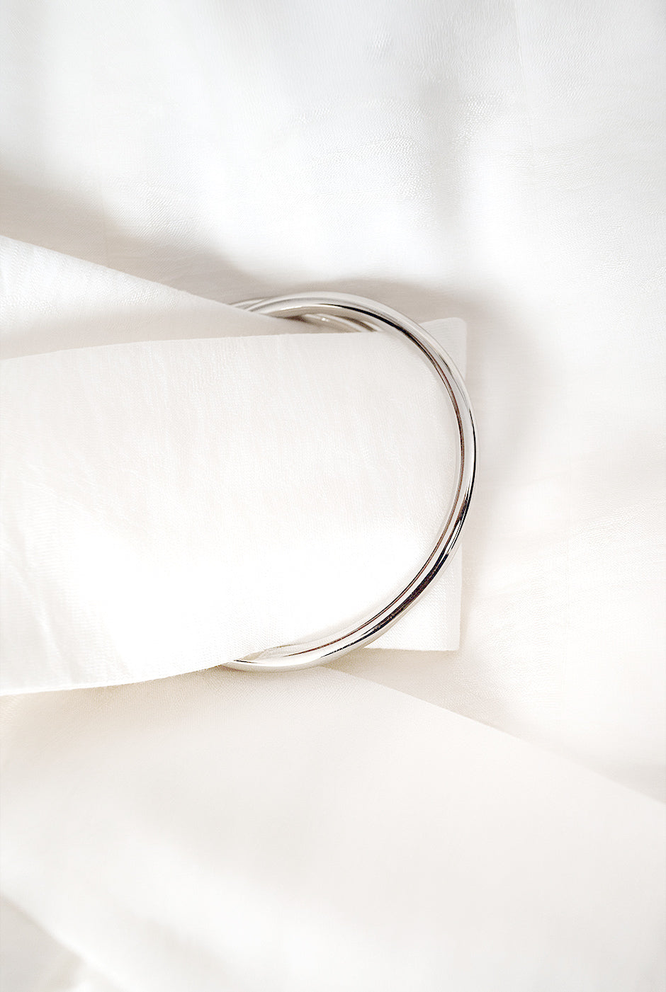 Vestido largo blanco con cinturón y cuello camisero