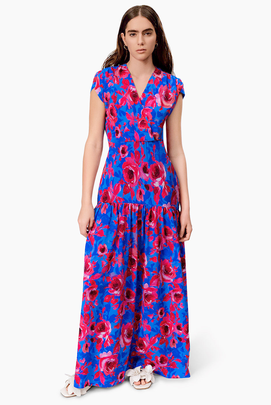 Vestido maxi floral con escote en V y olanes