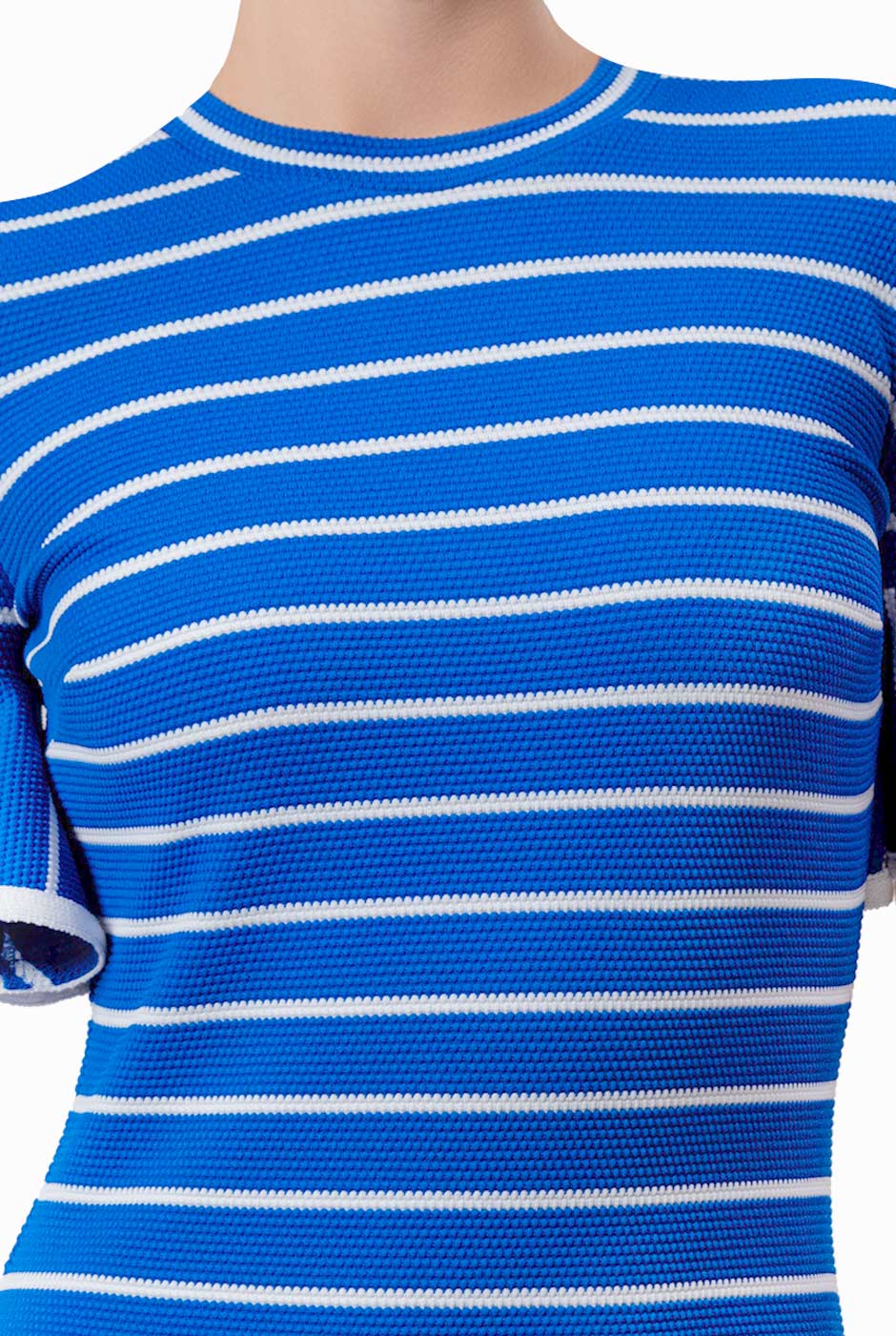 Vestido corto azul tejido con manga corta y olanes