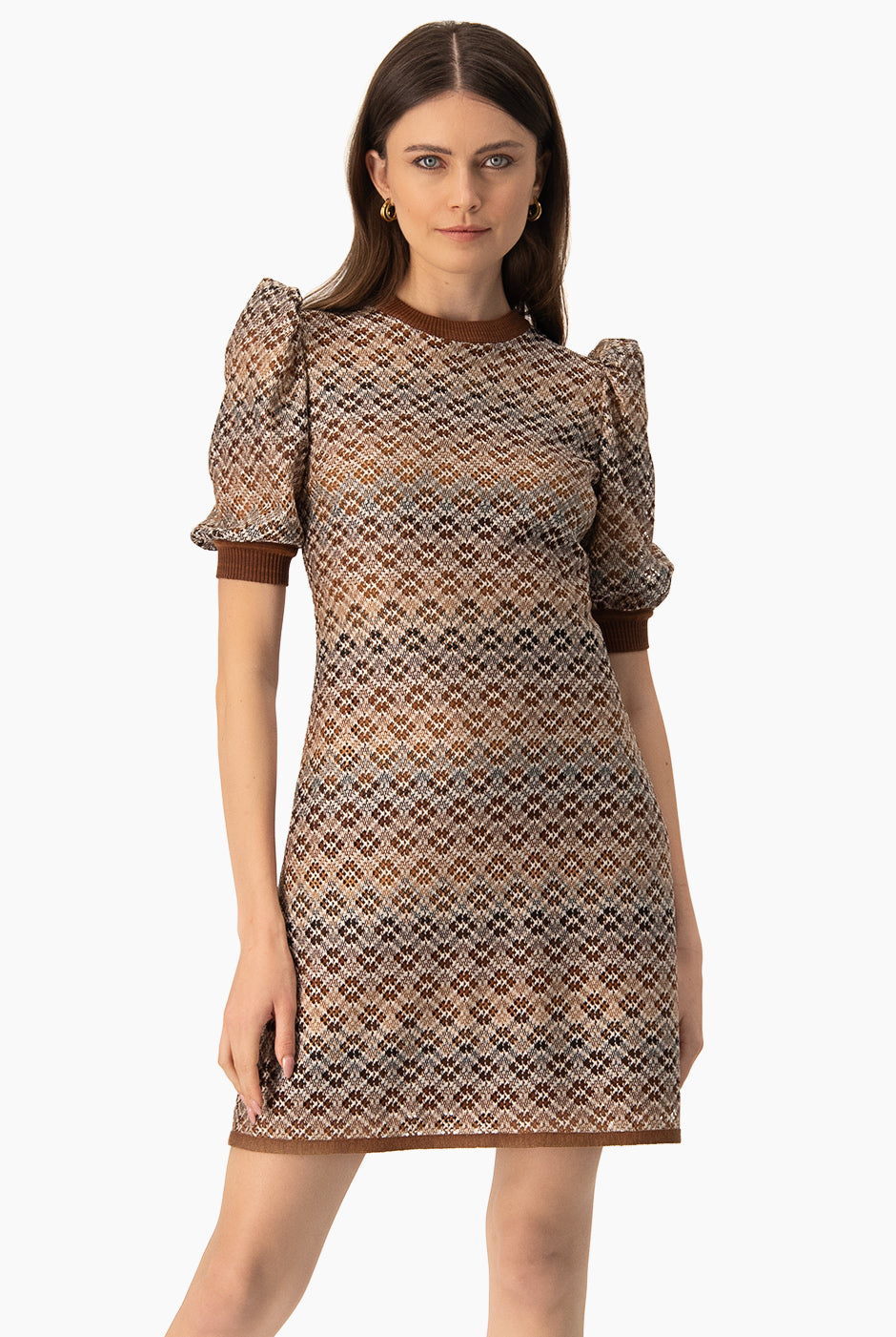 Vestido corto café tejido con estampado geométrico y mangas cortas