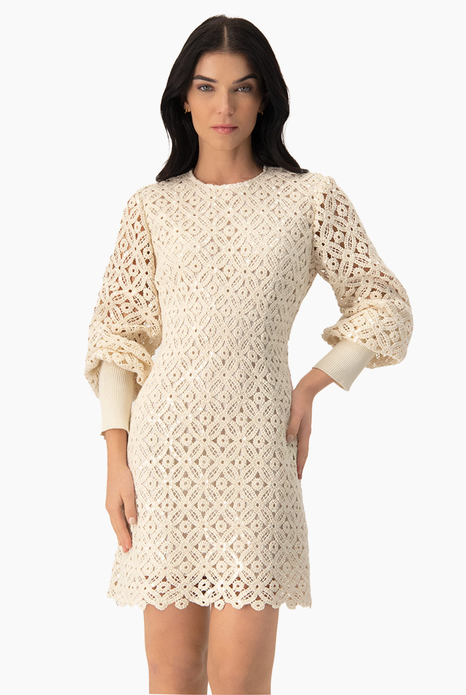 Vestido corto natural con lentejuelas y encaje geométrico