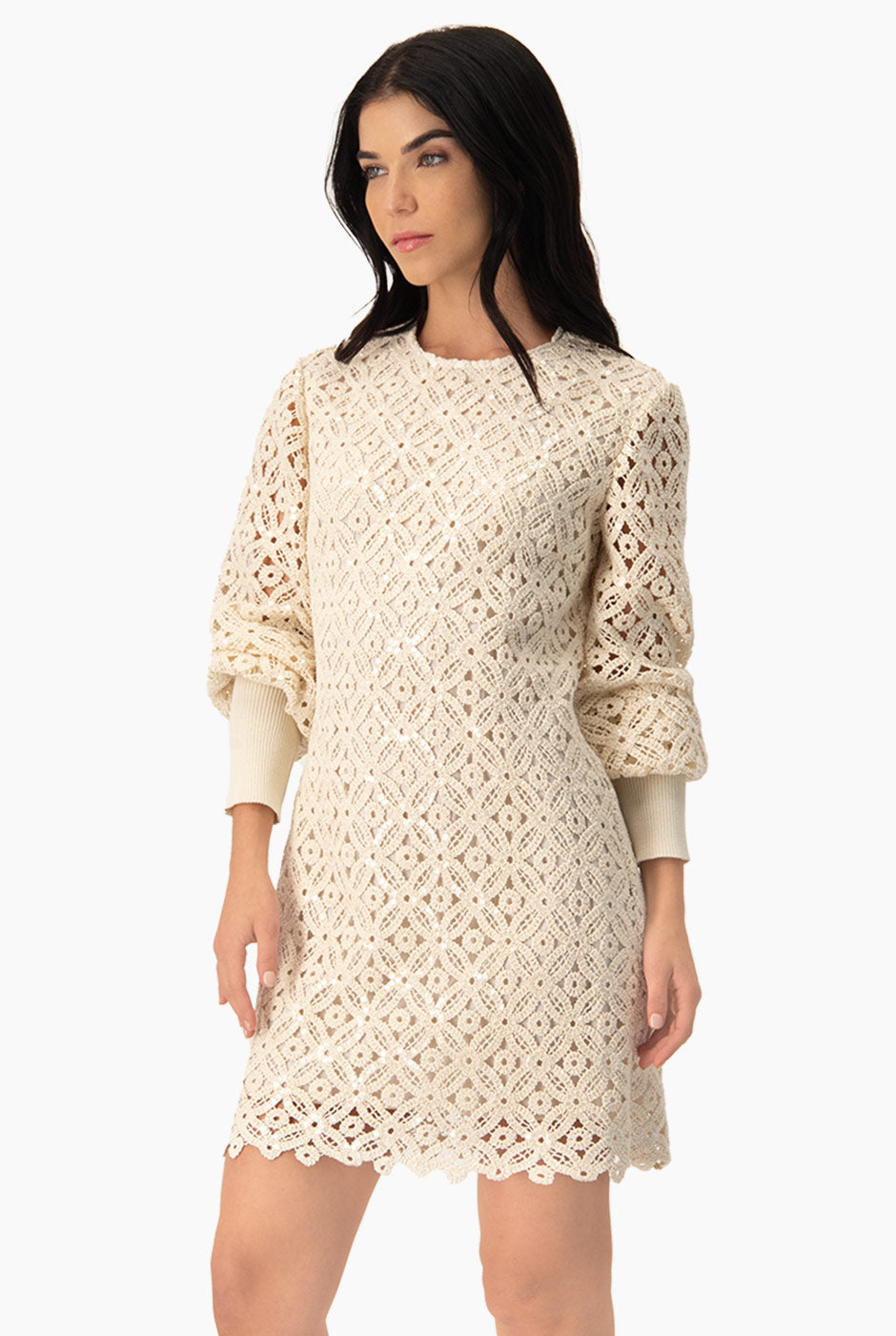 Vestido corto natural con lentejuelas y encaje geométrico