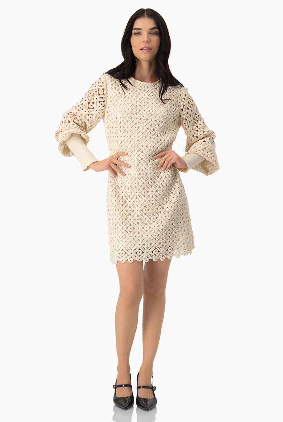 Vestido corto natural con lentejuelas y encaje geométrico