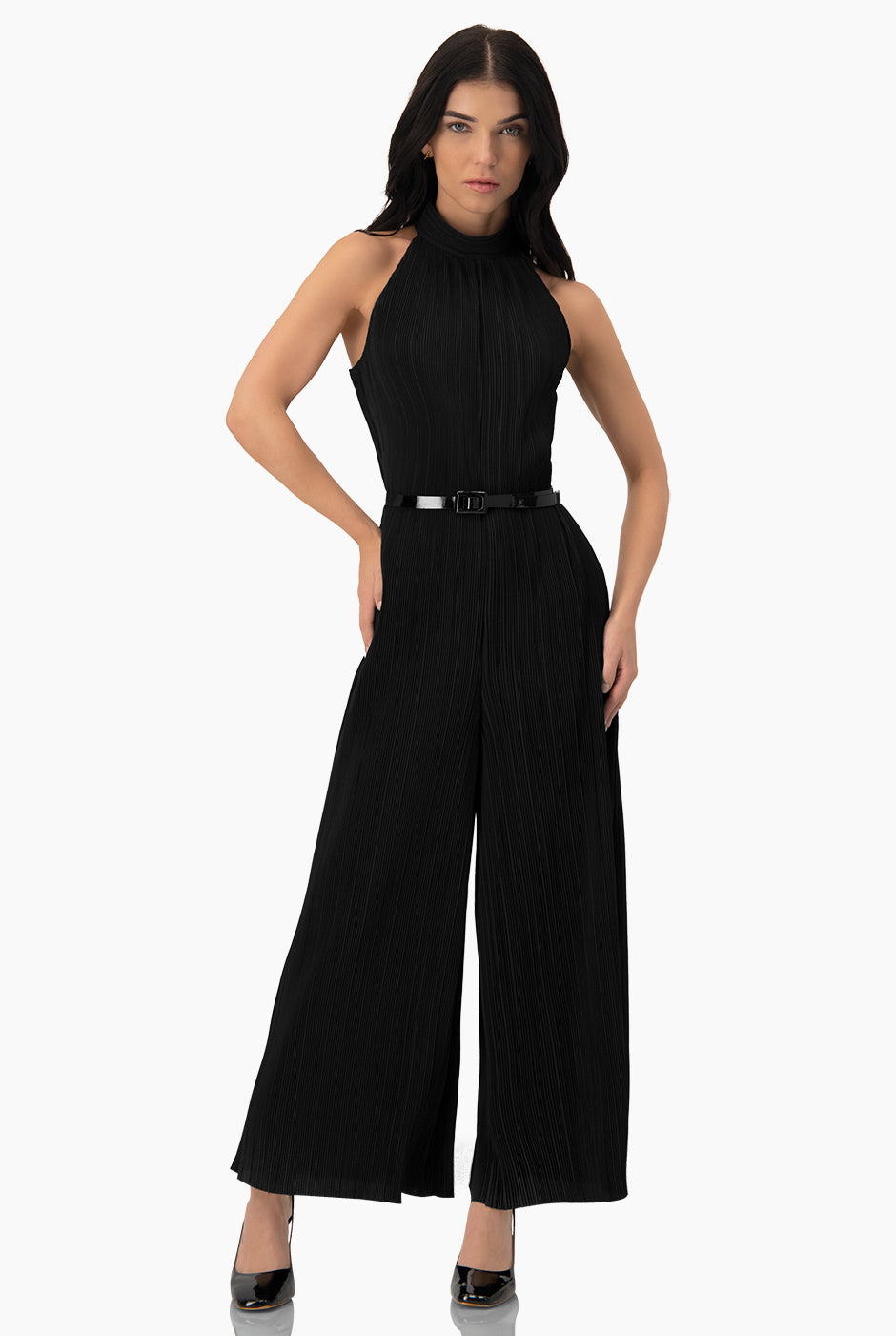 Jumpsuit negro plisado con cinturón y cuello halter