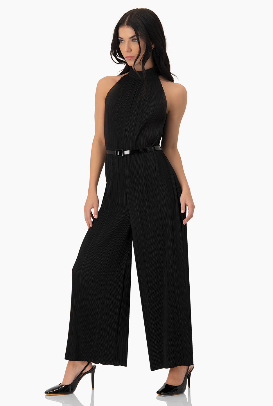 Jumpsuit negro plisado con cinturón y cuello halter