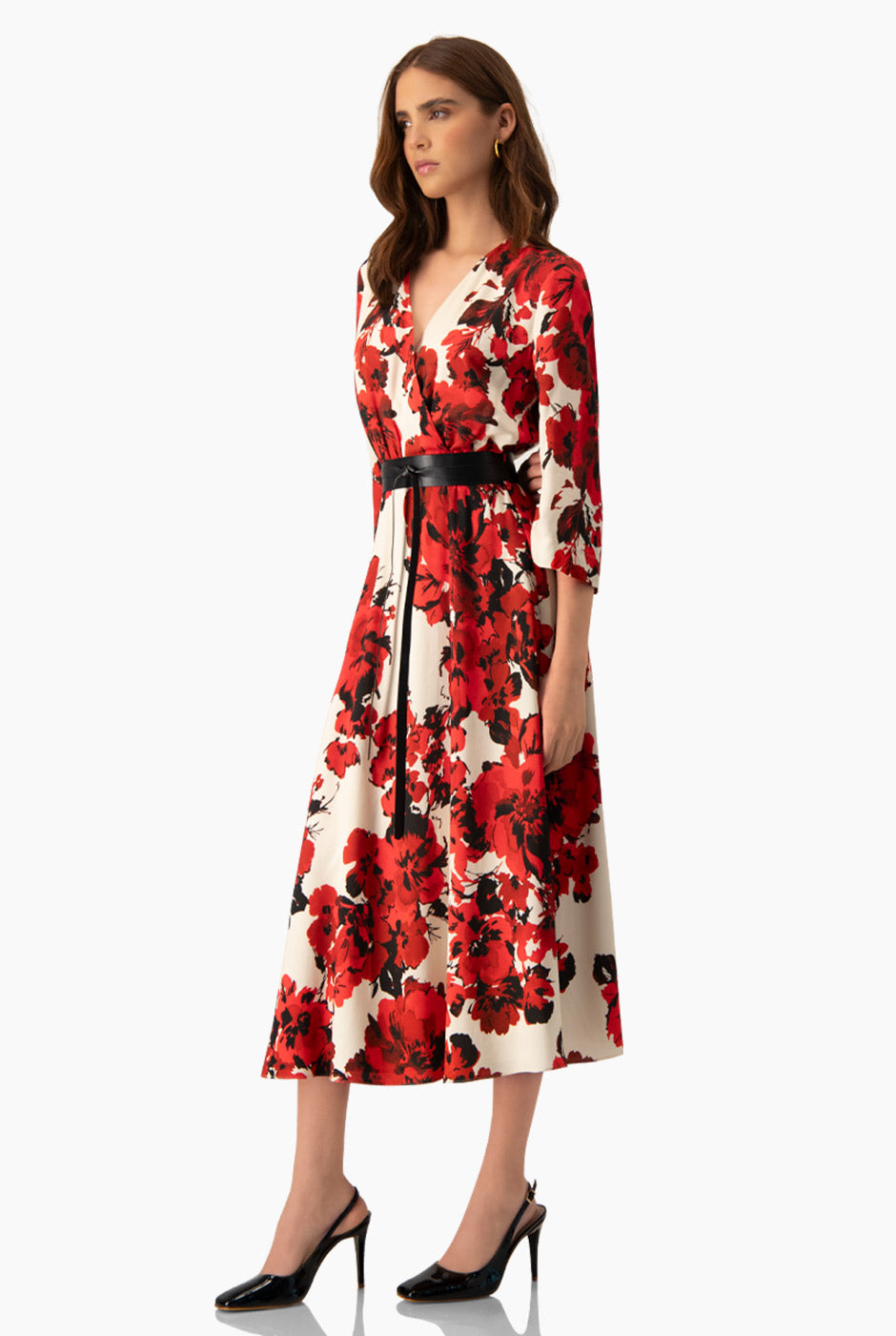 Vestido largo con estampado floral rojo y negro, escote en V