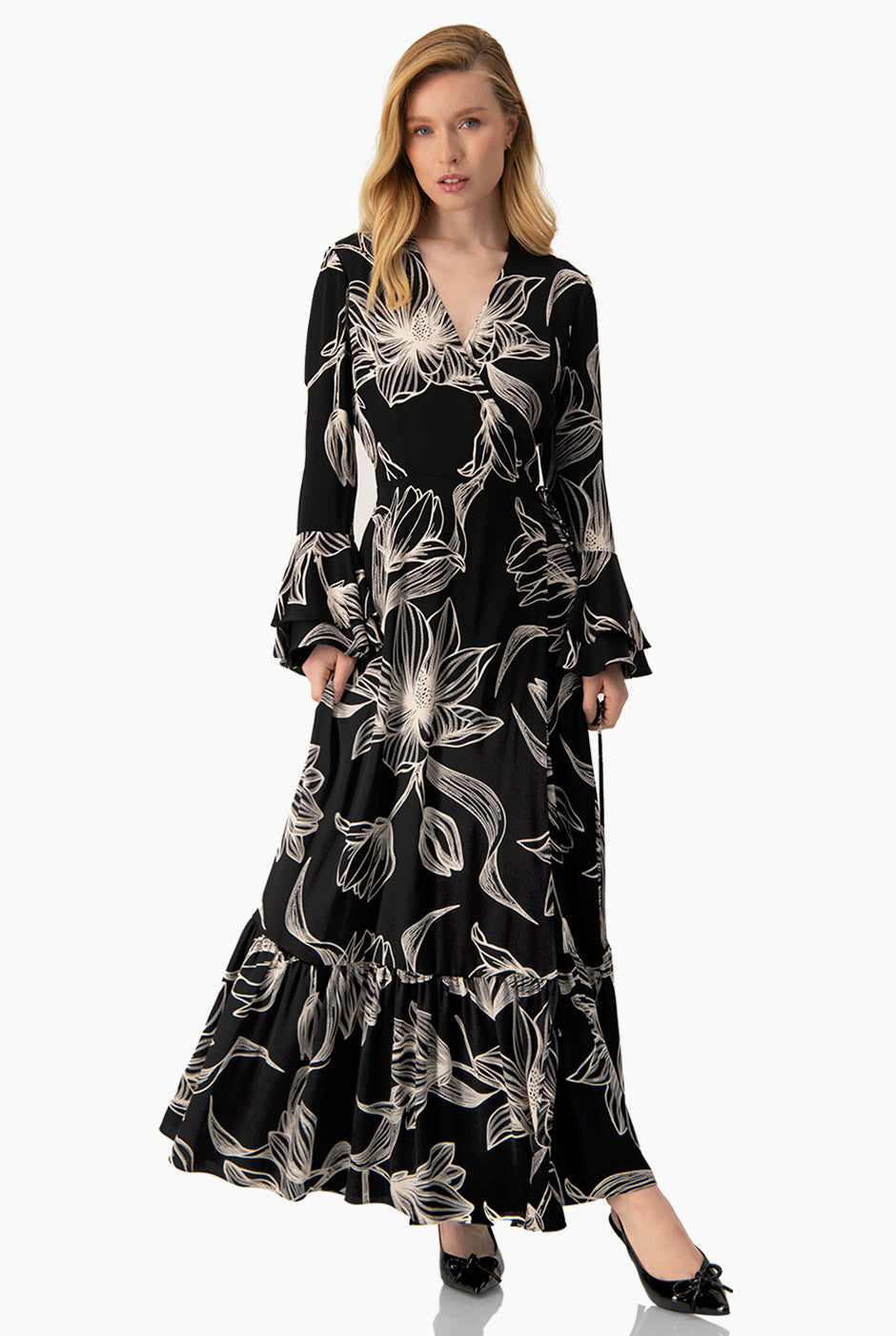 Vestido largo negro con estampado floral y olanes